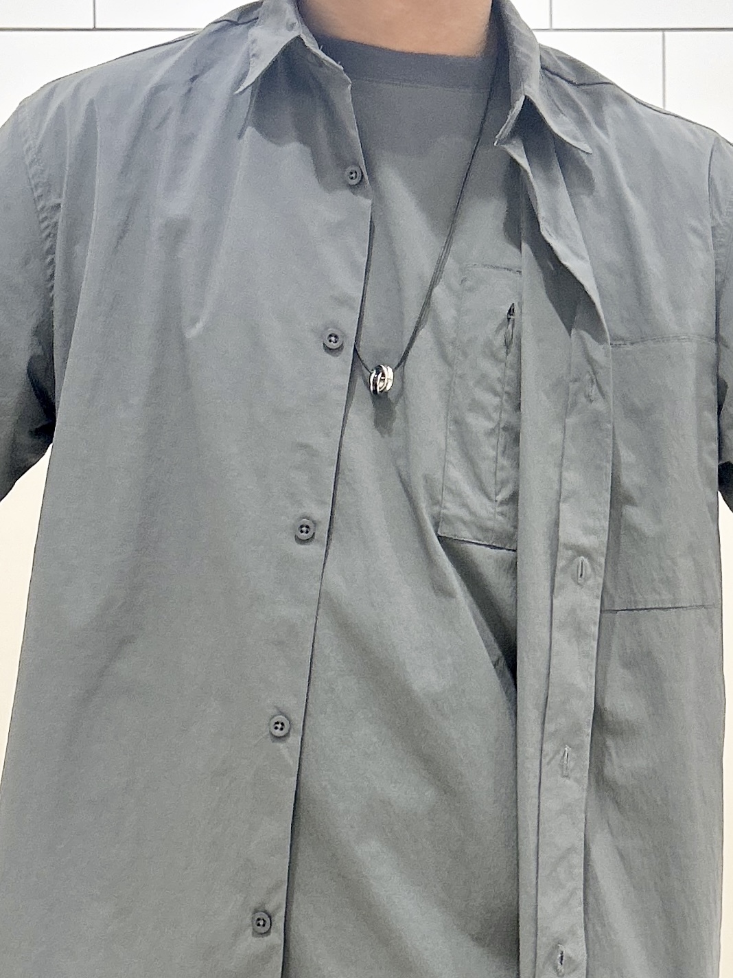 KENJI Iさんの「THE SHOP TK｜【接触冷感/洗濯機OK/セットアップ可】ナイロンストレッチ半袖シャツ」を使ったコーディネート