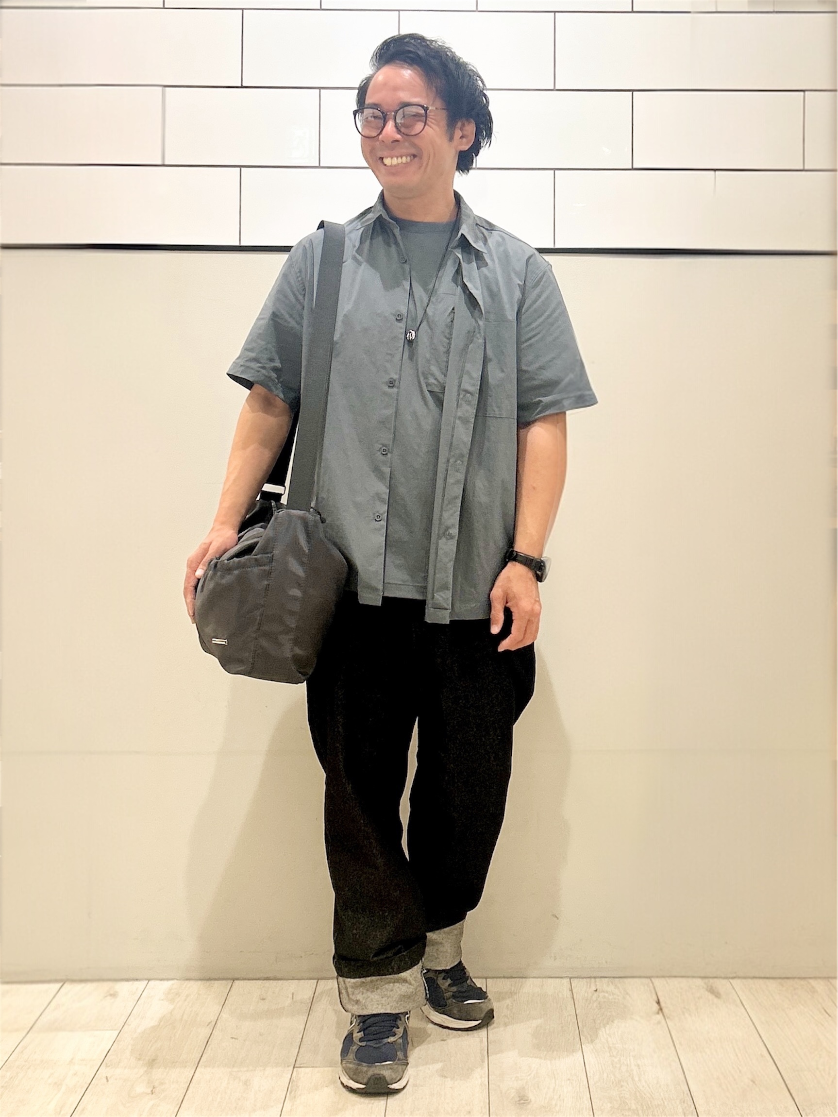 KENJI Iさんの「THE SHOP TK｜【接触冷感/洗濯機OK/セットアップ可】ナイロンストレッチ半袖シャツ」を使ったコーディネート