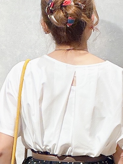 shellさんの「SHOO･LA･RUE｜【体型カバー/S-LL】後ろ姿も映える 異素材ドッキングトップス」を使ったコーディネート