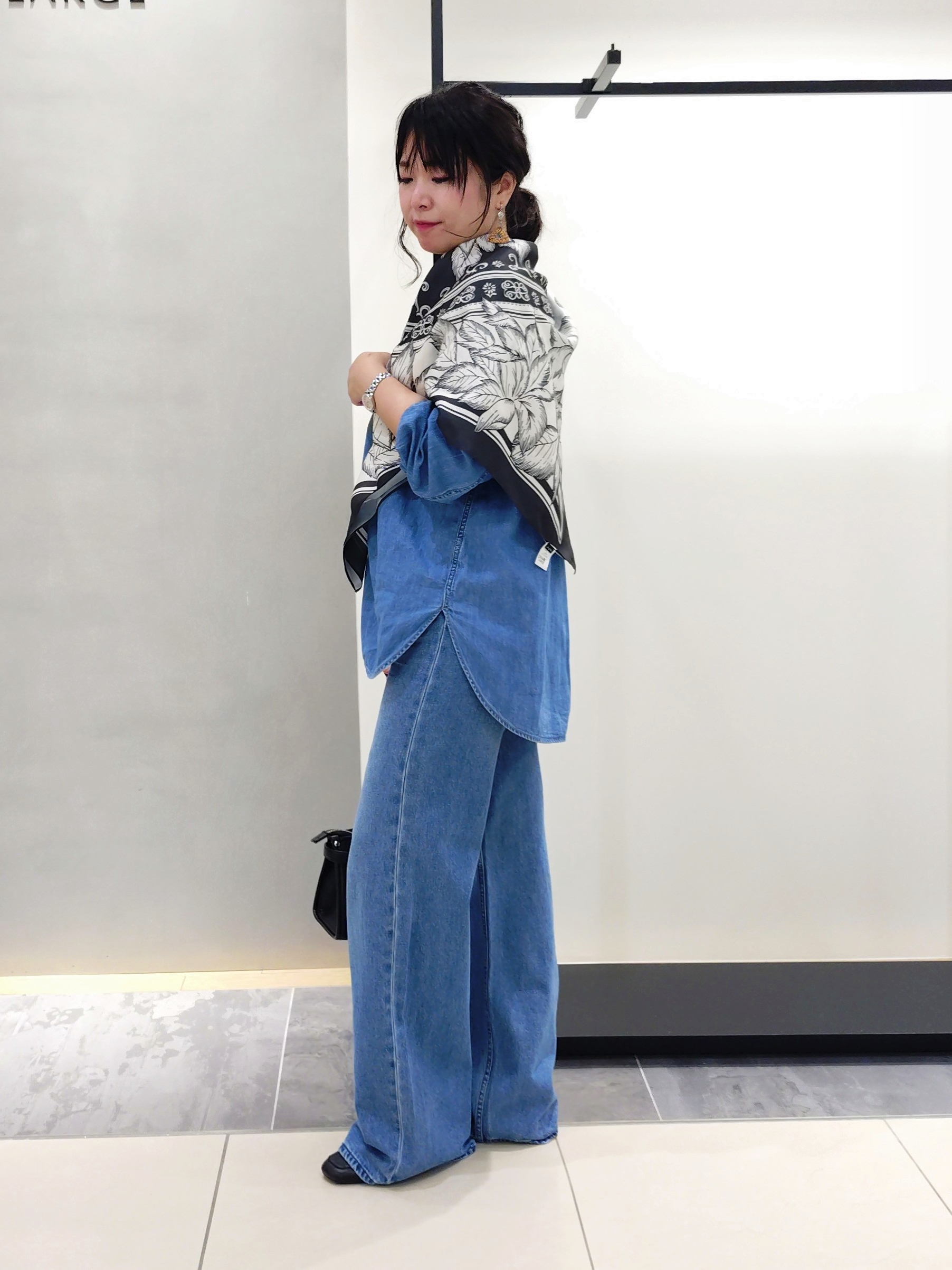 TOMOMIさんの「INDIVI｜【新作登場！】美脚ワイドデニム」を使ったコーディネート