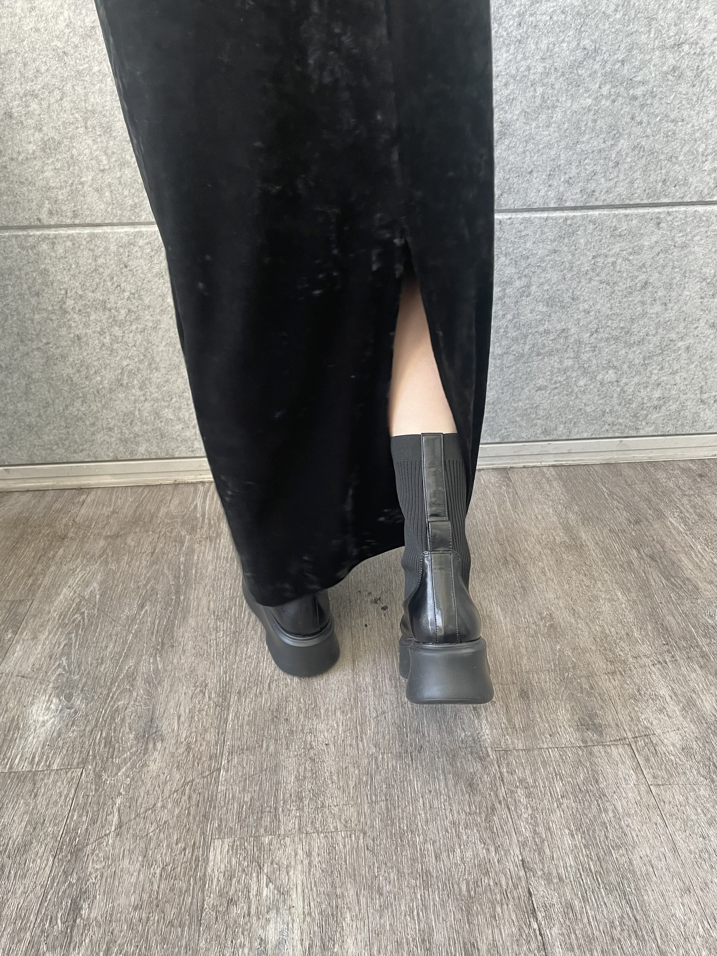丸山加奈子さんの「CODE A｜【ReRe】neck point velour dress」を使ったコーディネート