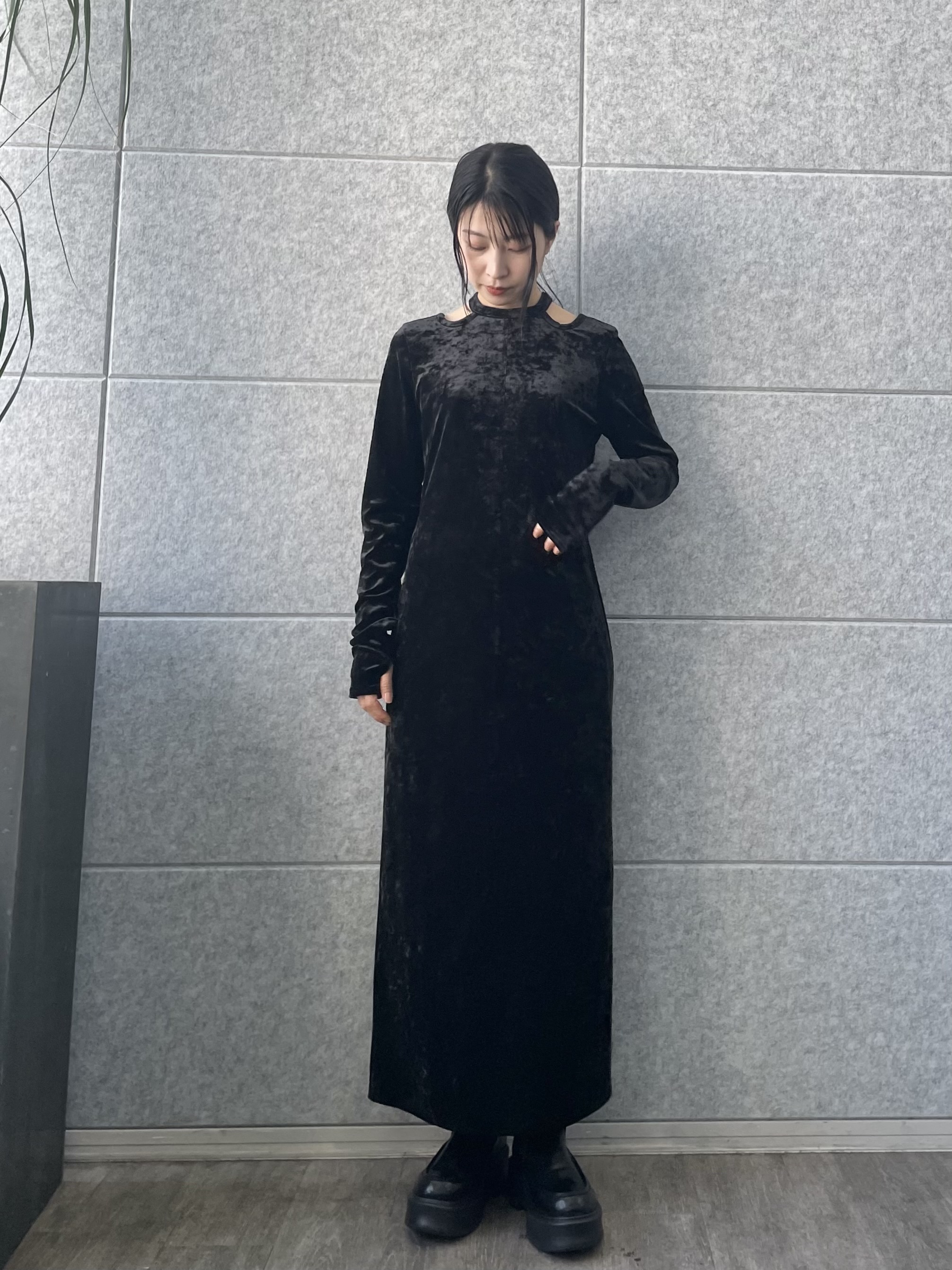 丸山加奈子さんの「CODE A｜【ReRe】neck point velour dress」を使ったコーディネート