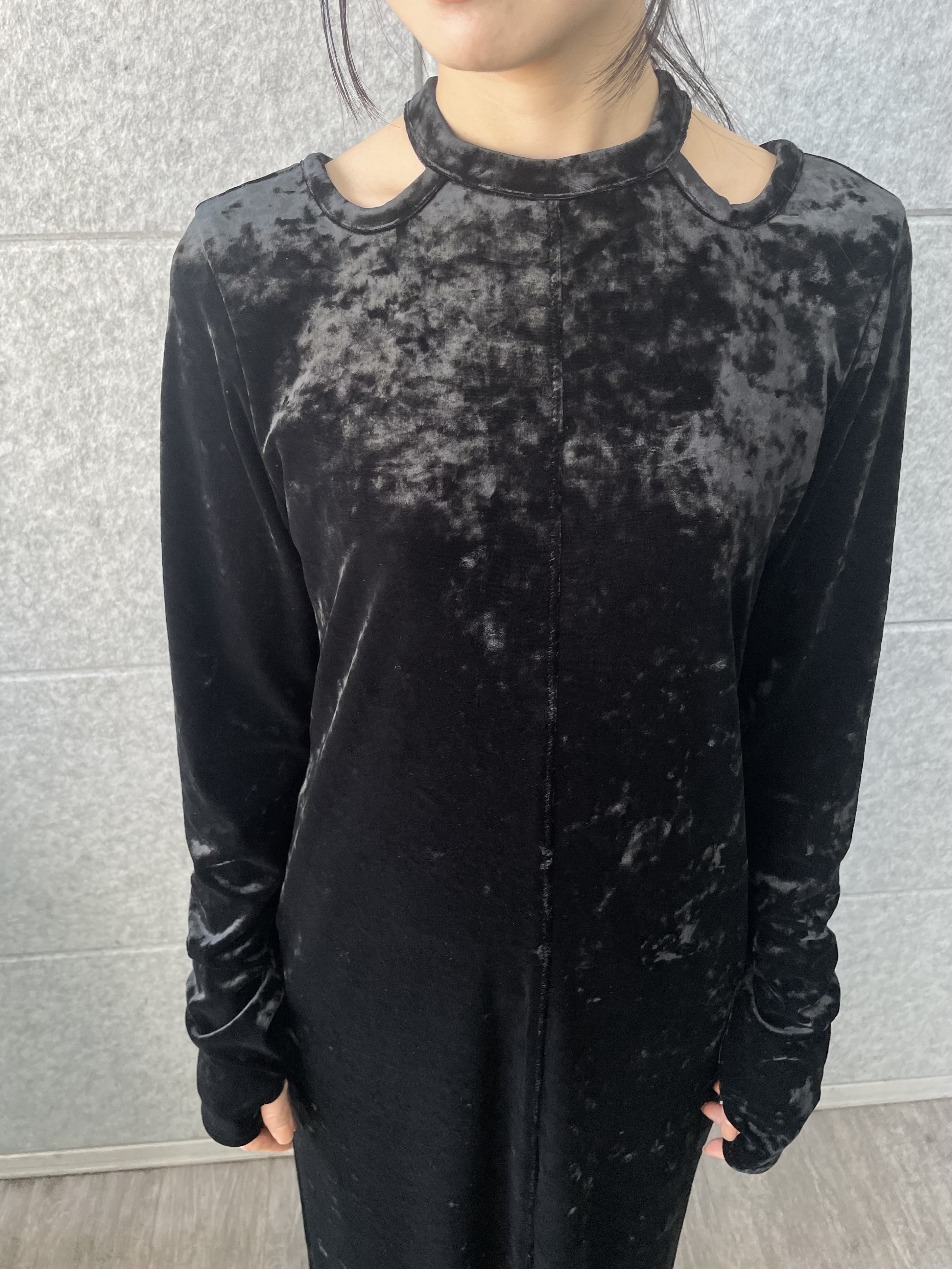 丸山加奈子さんの「CODE A｜【ReRe】neck point velour dress」を使ったコーディネート