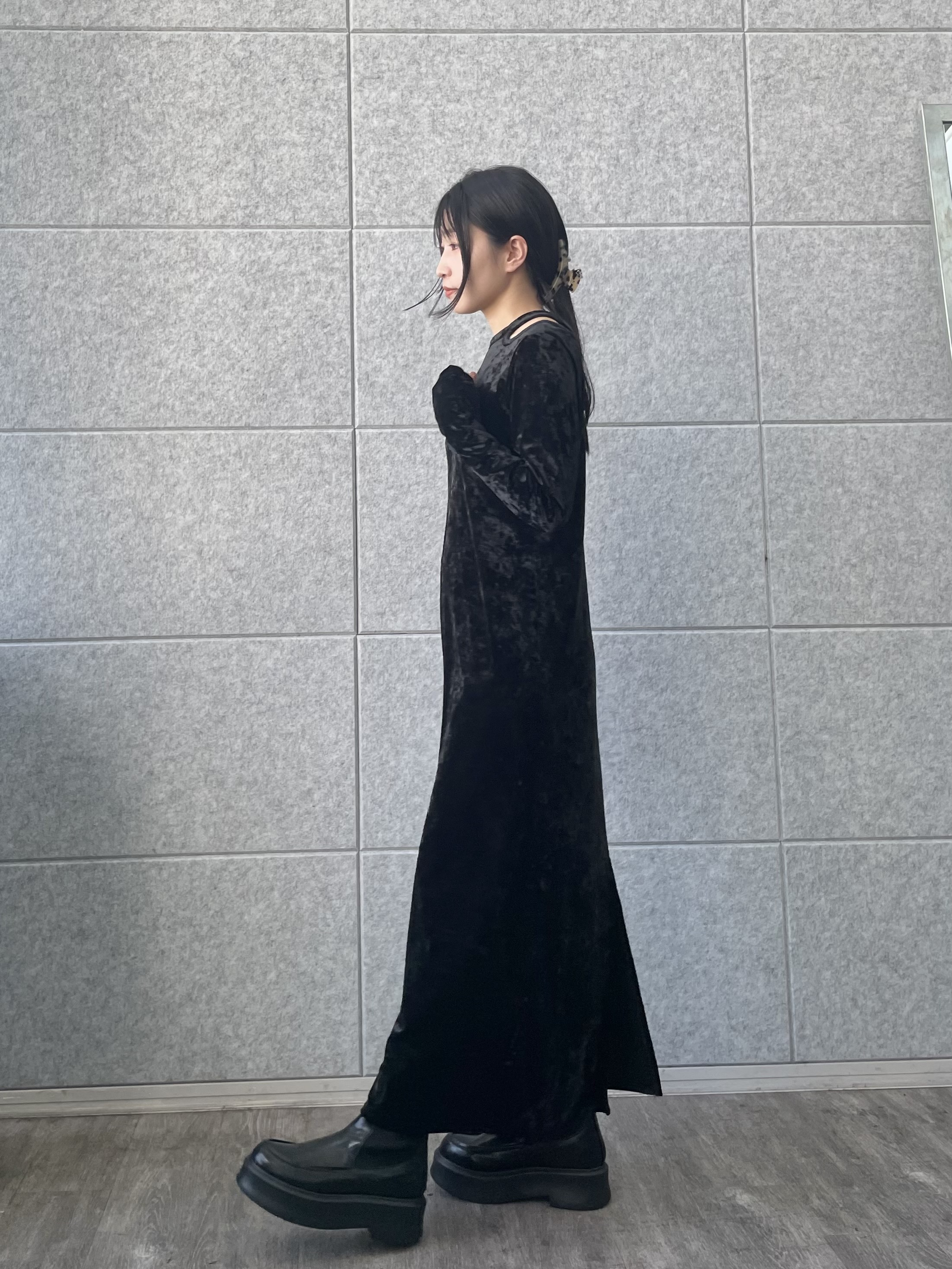 丸山加奈子さんの「CODE A｜【ReRe】neck point velour dress」を使ったコーディネート