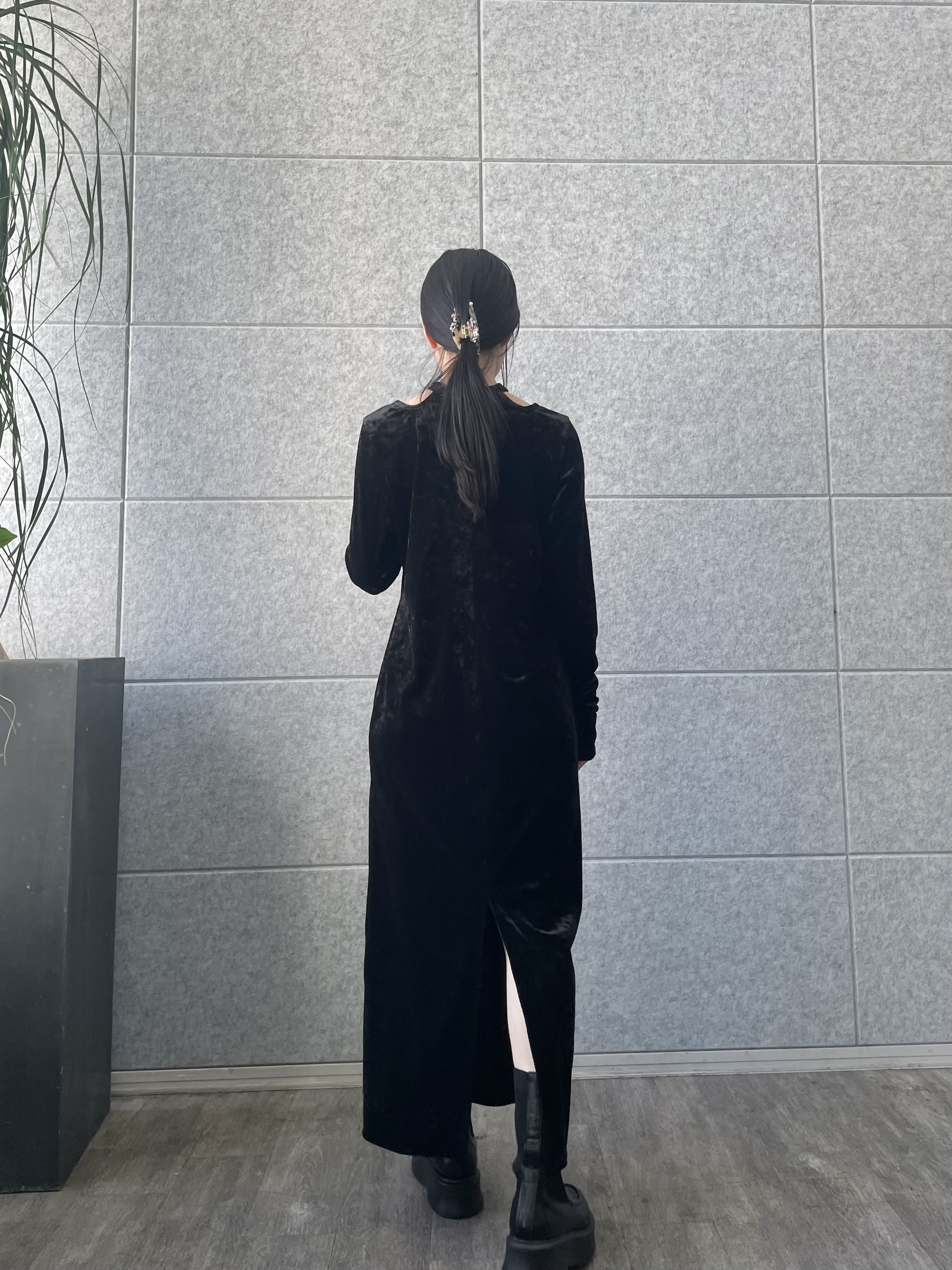 丸山加奈子さんの「CODE A｜【ReRe】neck point velour dress」を使ったコーディネート