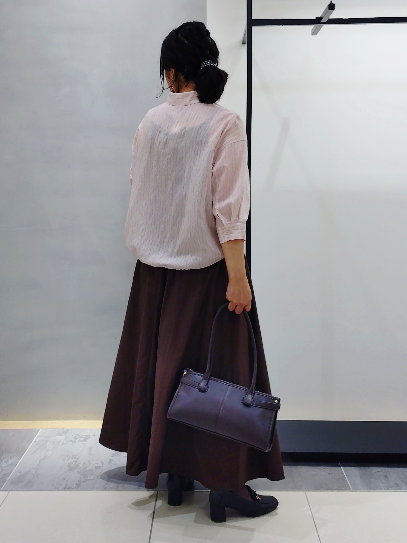 TOMOMIさんの「INDIVI｜【シアー／7分袖】体型カバーゆったりシャツ」を使ったコーディネート