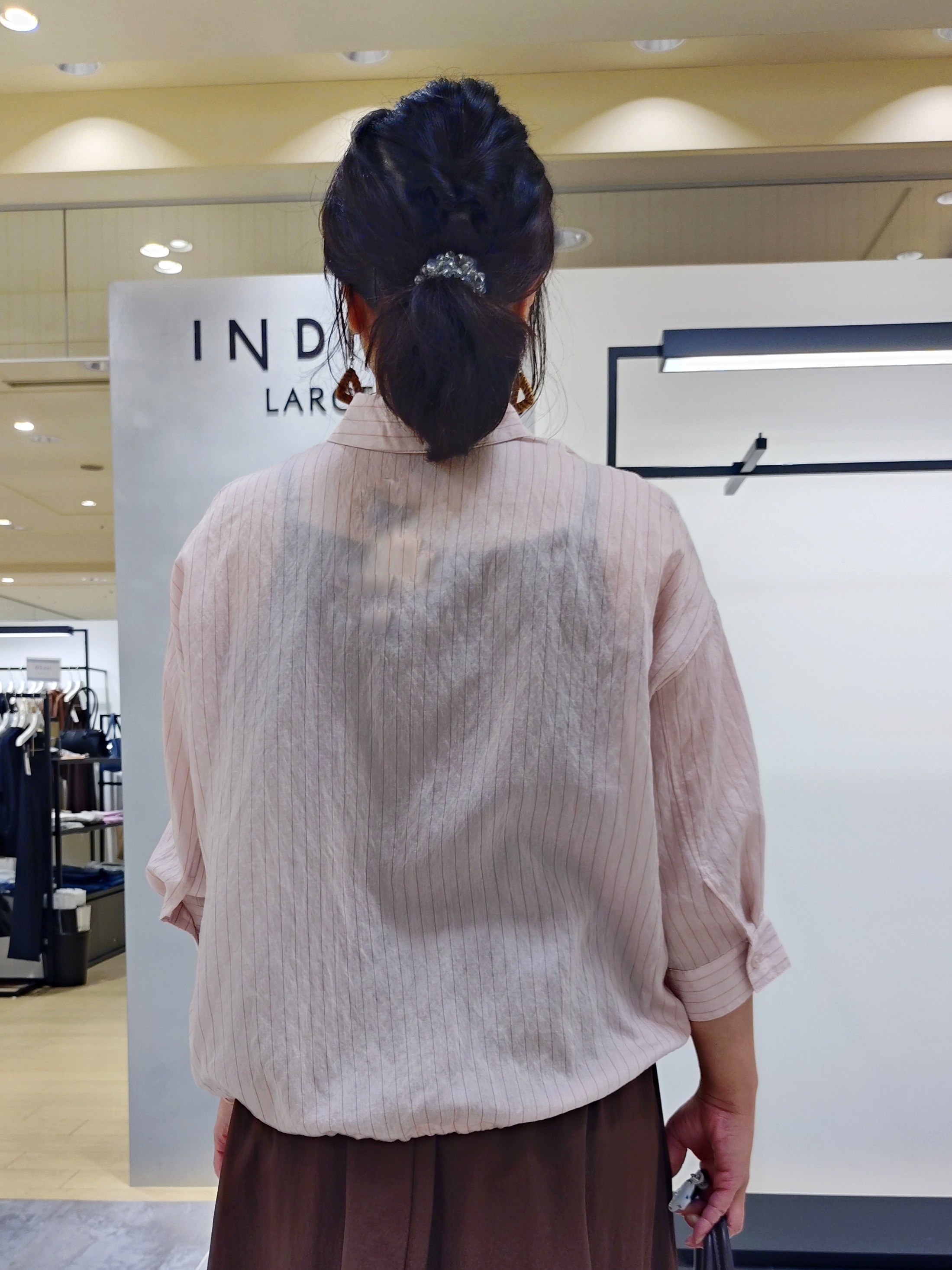 TOMOMIさんの「INDIVI｜【シアー／7分袖】体型カバーゆったりシャツ」を使ったコーディネート