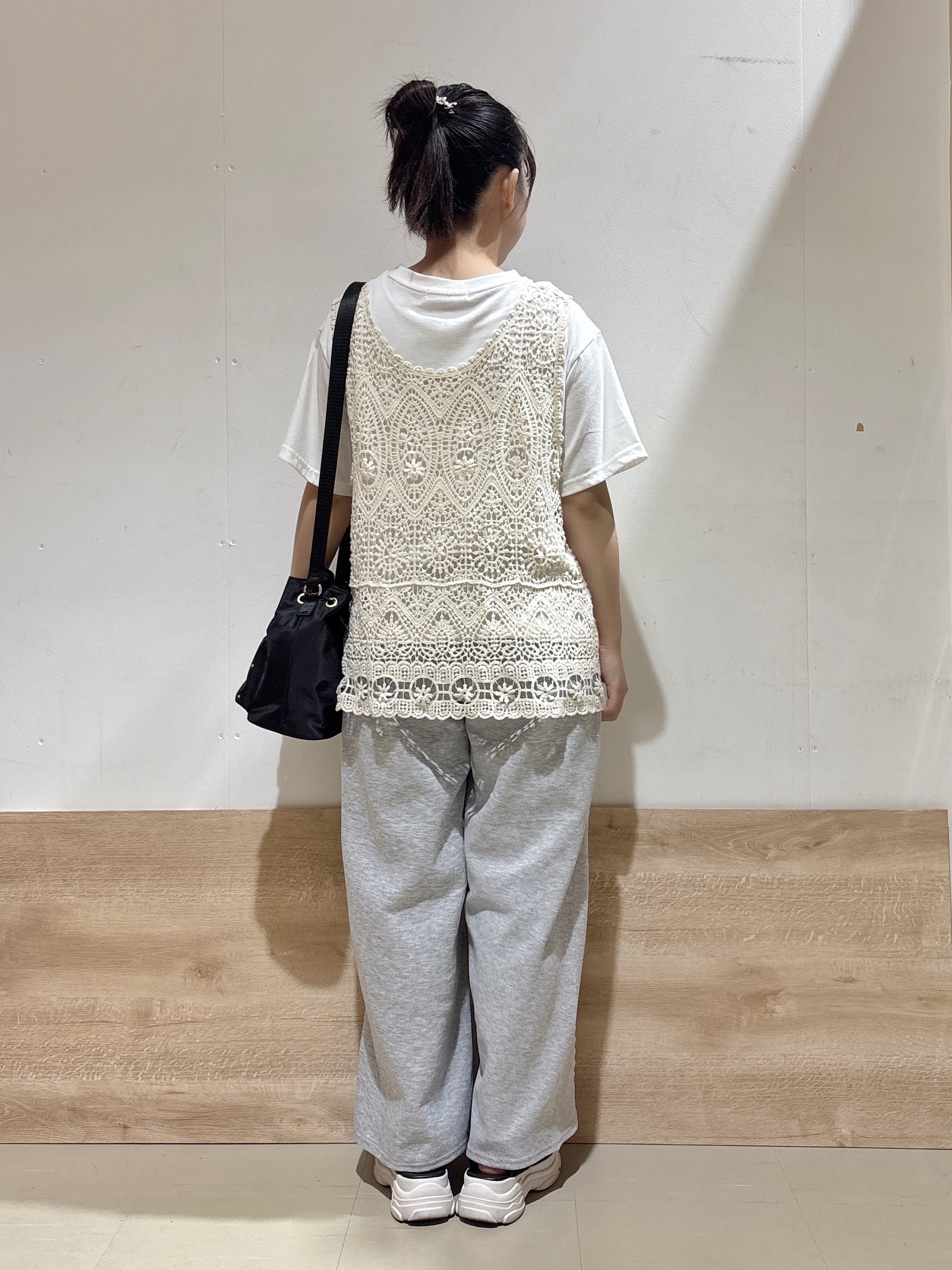 るねさんの「SHOO･LA･RUE｜【2点セット/体型カバー】瞬間レイヤードコーデが完成 クロシェ編みベスト+ロゴT」を使ったコーディネート