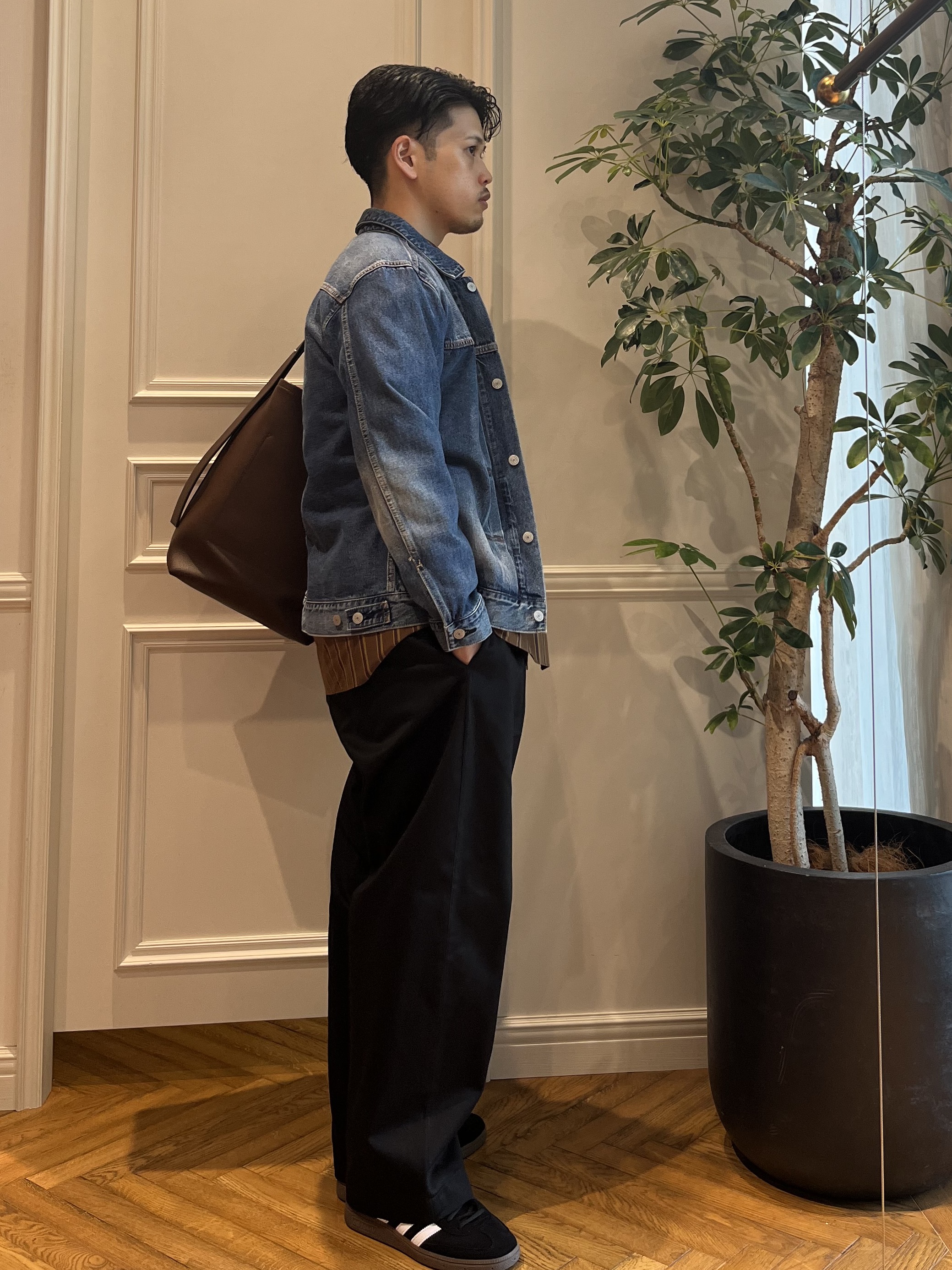 Tokuさんの「DRESSTERIOR｜【日本製】バンドカラー ブラウンレジメンタル ストライプシャツ」を使ったコーディネート