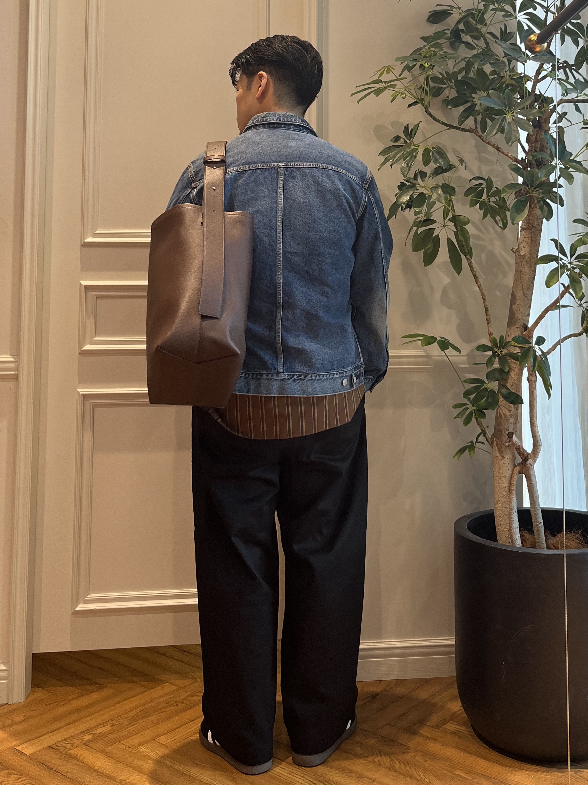 Tokuさんの「DRESSTERIOR｜【日本製】バンドカラー ブラウンレジメンタル ストライプシャツ」を使ったコーディネート