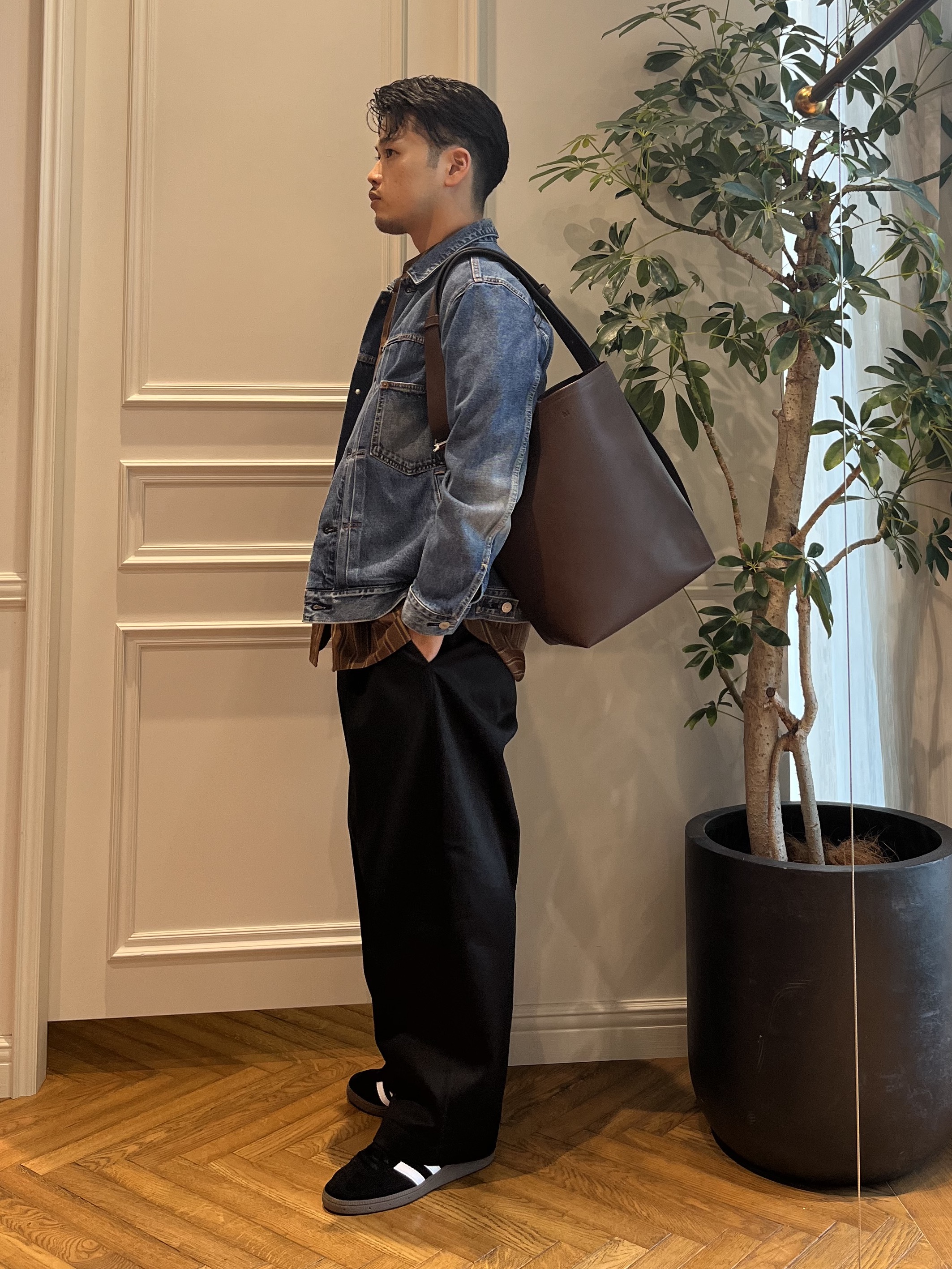 Tokuさんの「DRESSTERIOR｜【日本製】バンドカラー ブラウンレジメンタル ストライプシャツ」を使ったコーディネート