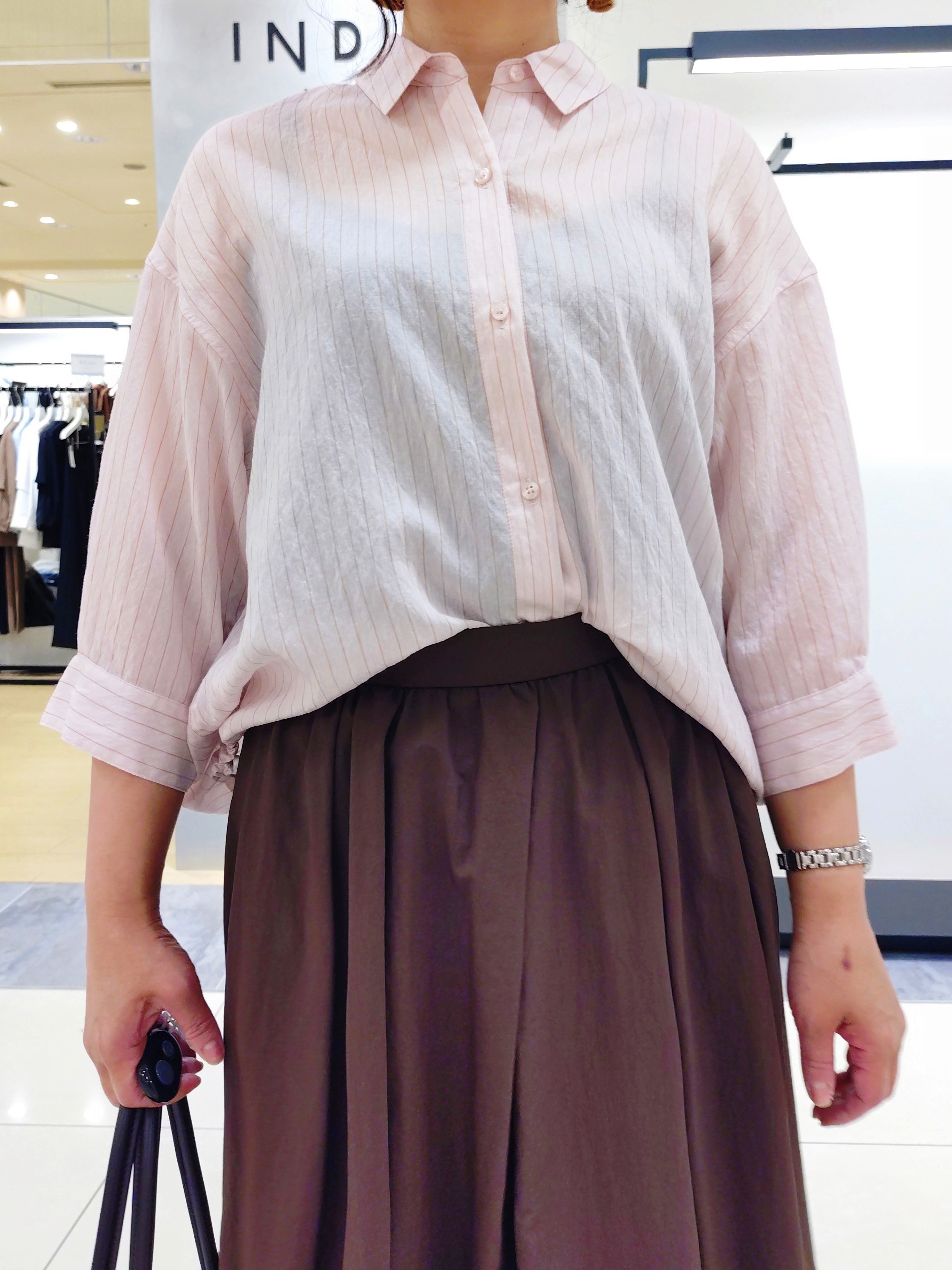 TOMOMIさんの「INDIVI｜【シアー／7分袖】体型カバーゆったりシャツ」を使ったコーディネート