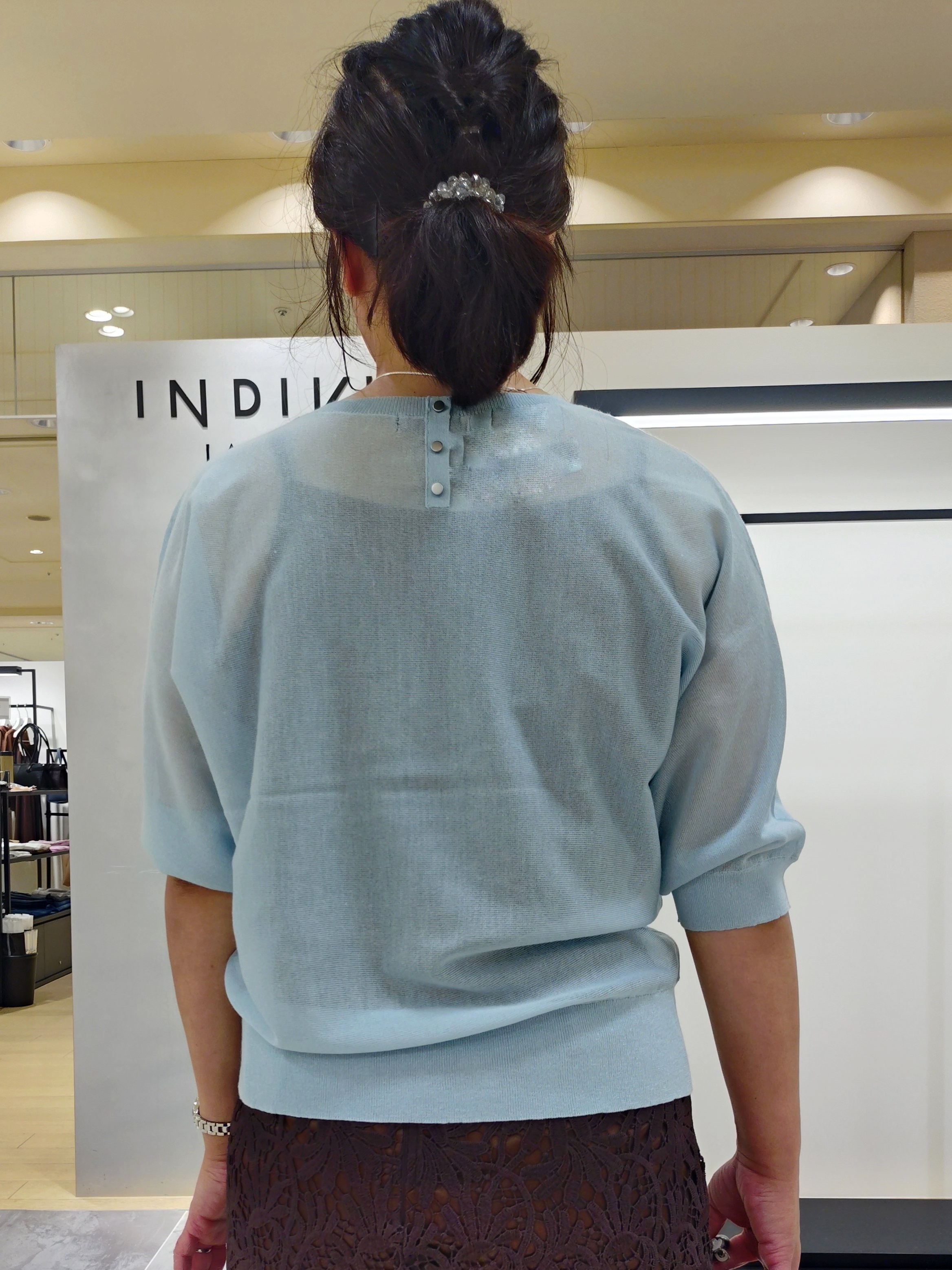 TOMOMIさんの「INDIVI｜【洗える／トレンド】リーフ柄レーススカート」を使ったコーディネート