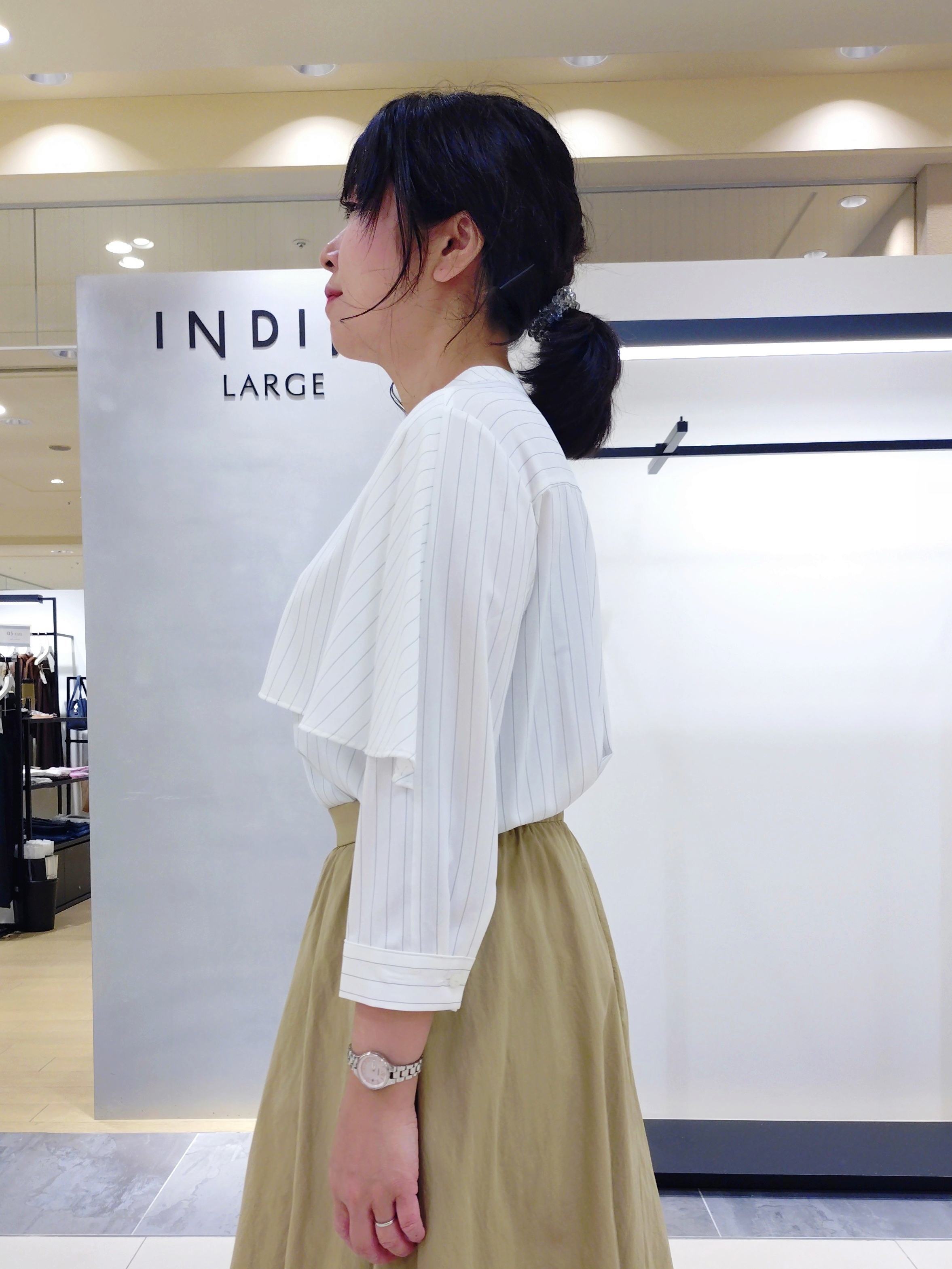 TOMOMIさんの「INDIVI｜【撥水／裏地なし軽量】ギャザーボリュームスカート」を使ったコーディネート