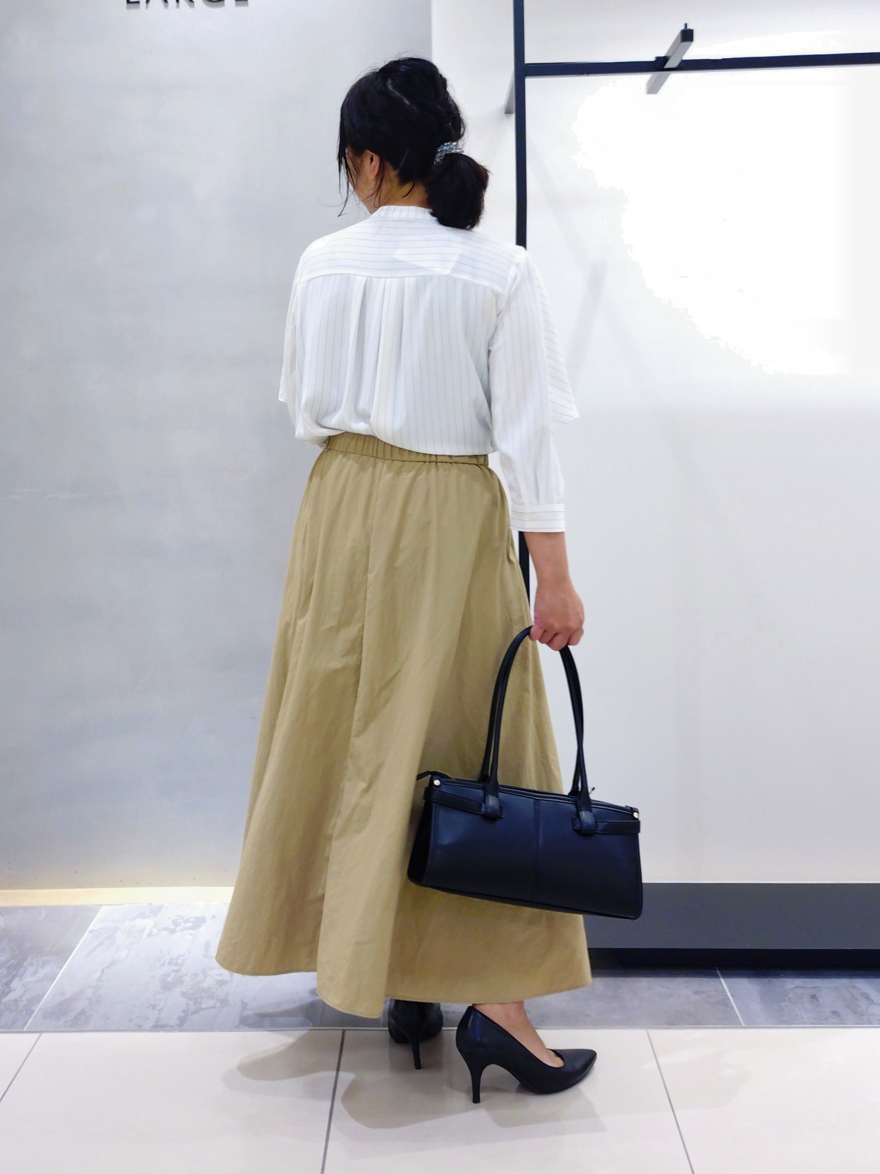 TOMOMIさんの「INDIVI｜【撥水／裏地なし軽量】ギャザーボリュームスカート」を使ったコーディネート