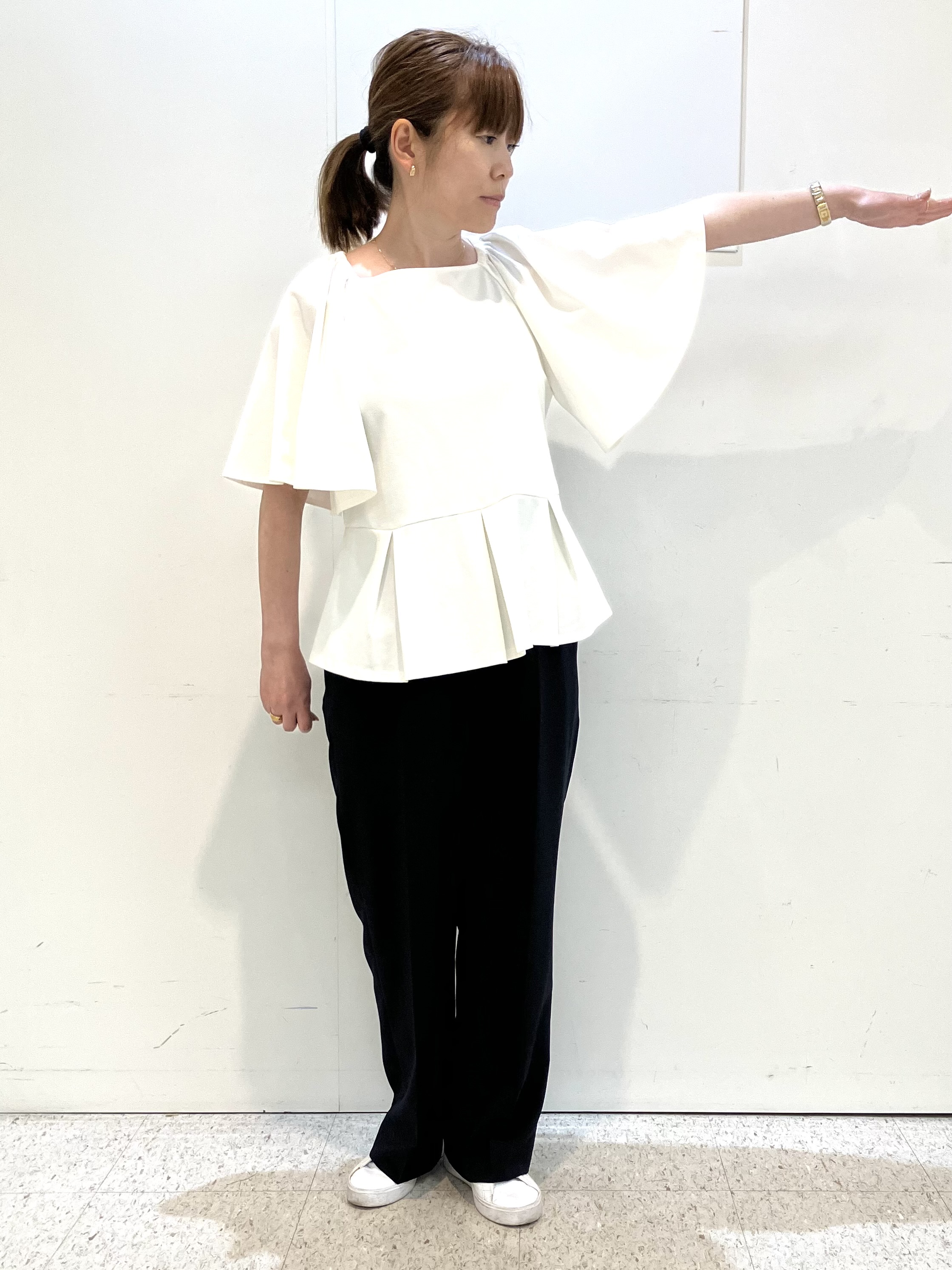 kozuさんの「Reflect｜【UVカット／接触冷感／吸水速乾】フレアスリーブペプラムカットソー」を使ったコーディネート