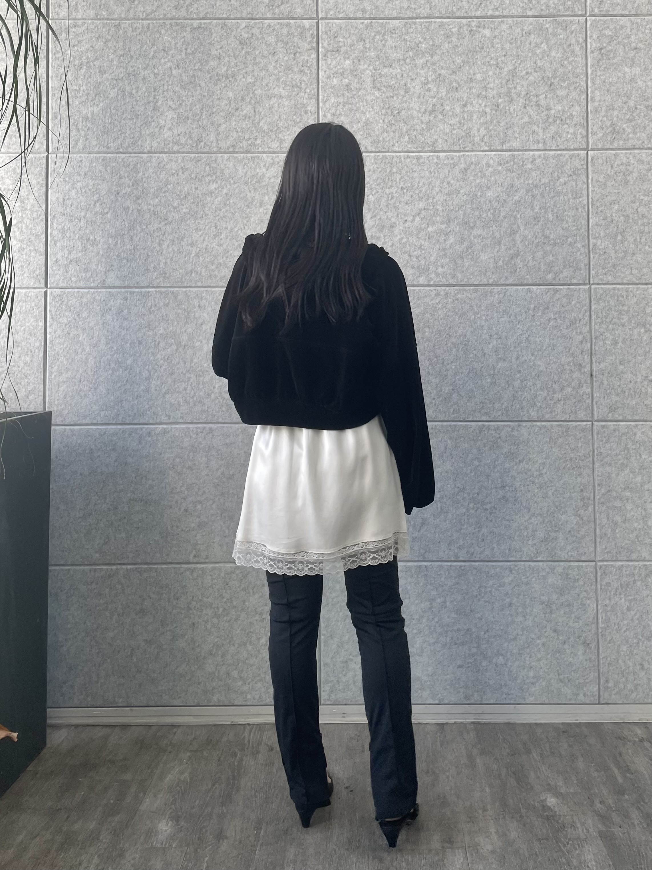 丸山加奈子さんの「CODE A｜lace trim slip dress」を使ったコーディネート
