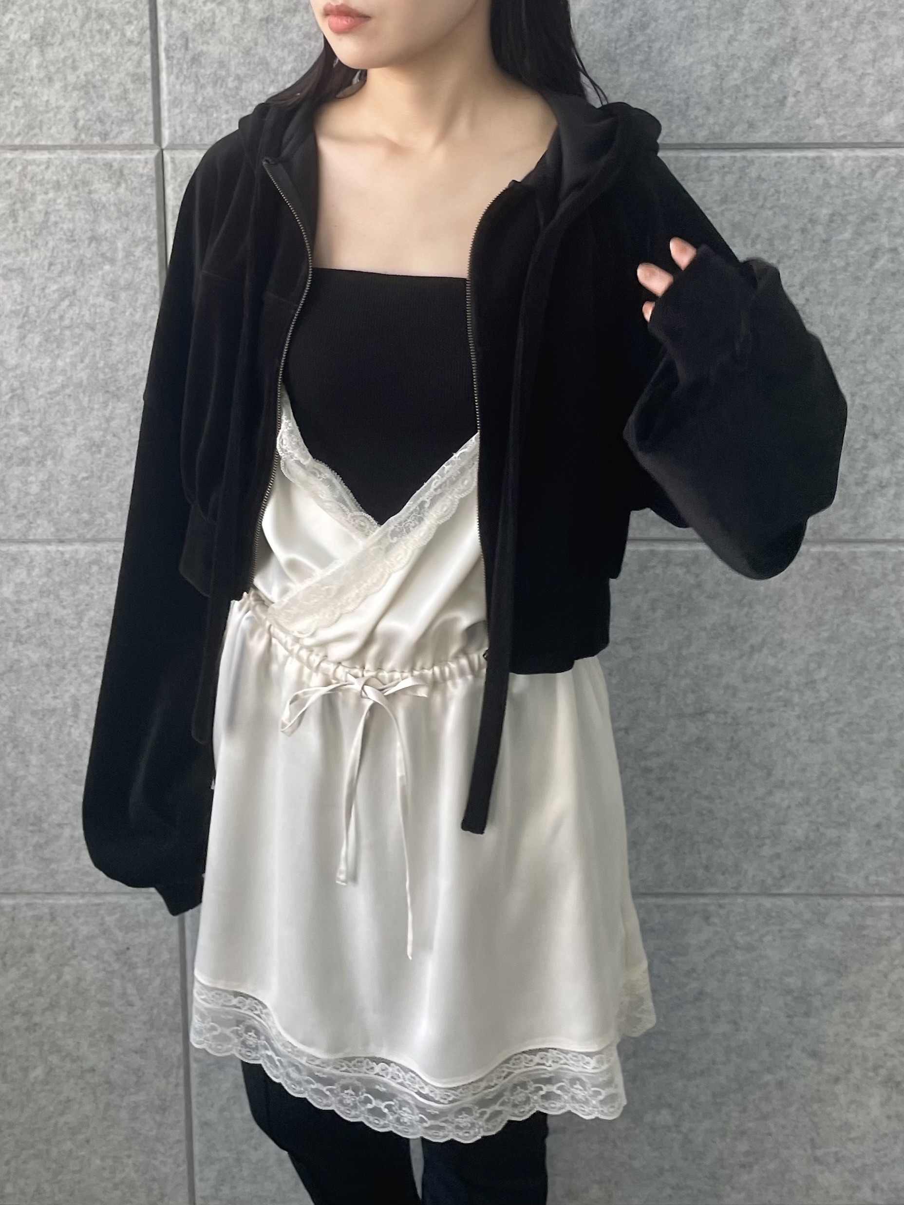 丸山加奈子さんの「CODE A｜lace trim slip dress」を使ったコーディネート