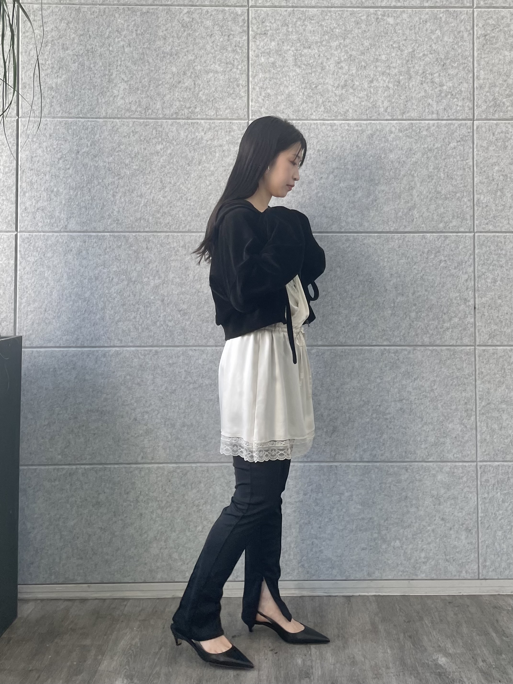 丸山加奈子さんの「CODE A｜lace trim slip dress」を使ったコーディネート