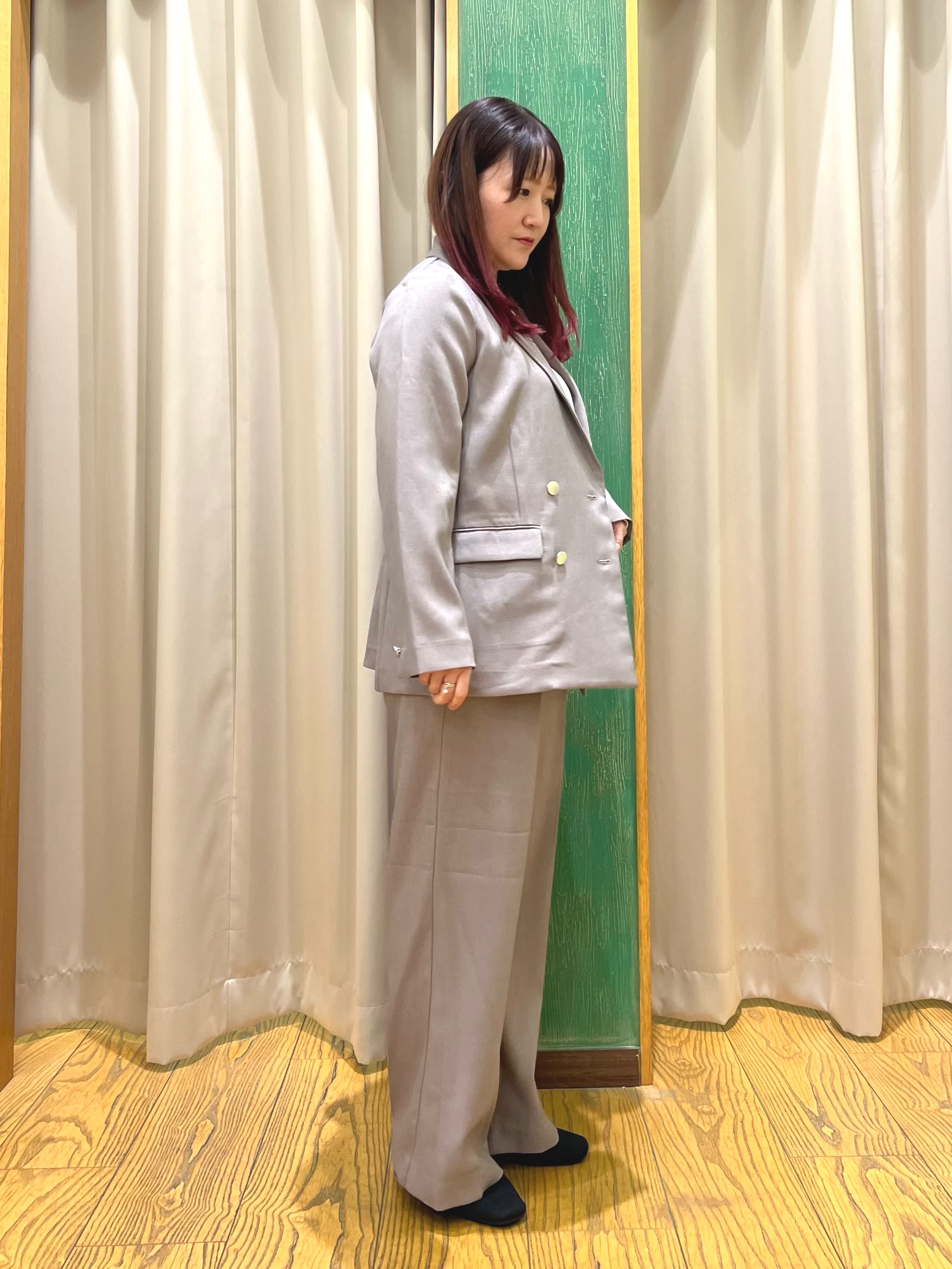 ゆっきーさんの「SHOO･LA･RUE｜【通勤/UV/洗濯後しわになりにくい/S-LL】胸元のゴールドホックがアクセント ピンタックデザイン」を使ったコーディネート