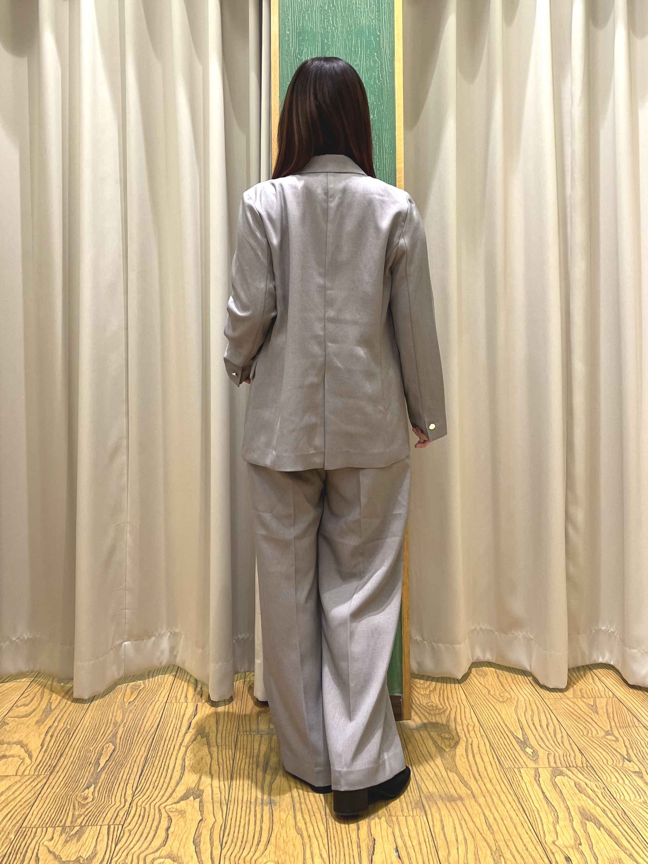 ゆっきーさんの「SHOO･LA･RUE｜【通勤/UV/洗濯後しわになりにくい/S-LL】胸元のゴールドホックがアクセント ピンタックデザイン」を使ったコーディネート