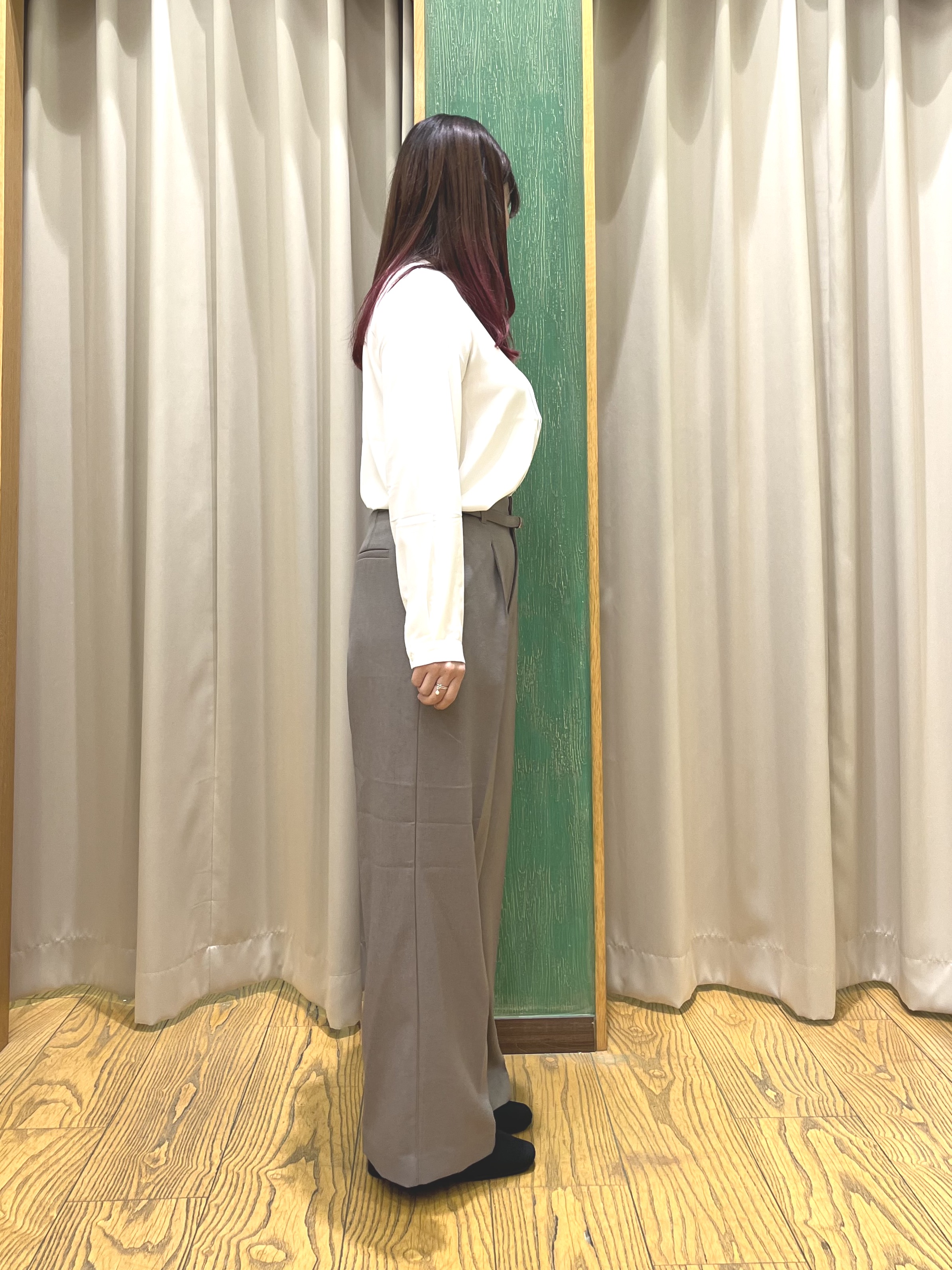 ゆっきーさんの「SHOO･LA･RUE｜【通勤/UV/洗濯後しわになりにくい/S-LL】胸元のゴールドホックがアクセント ピンタックデザイン」を使ったコーディネート