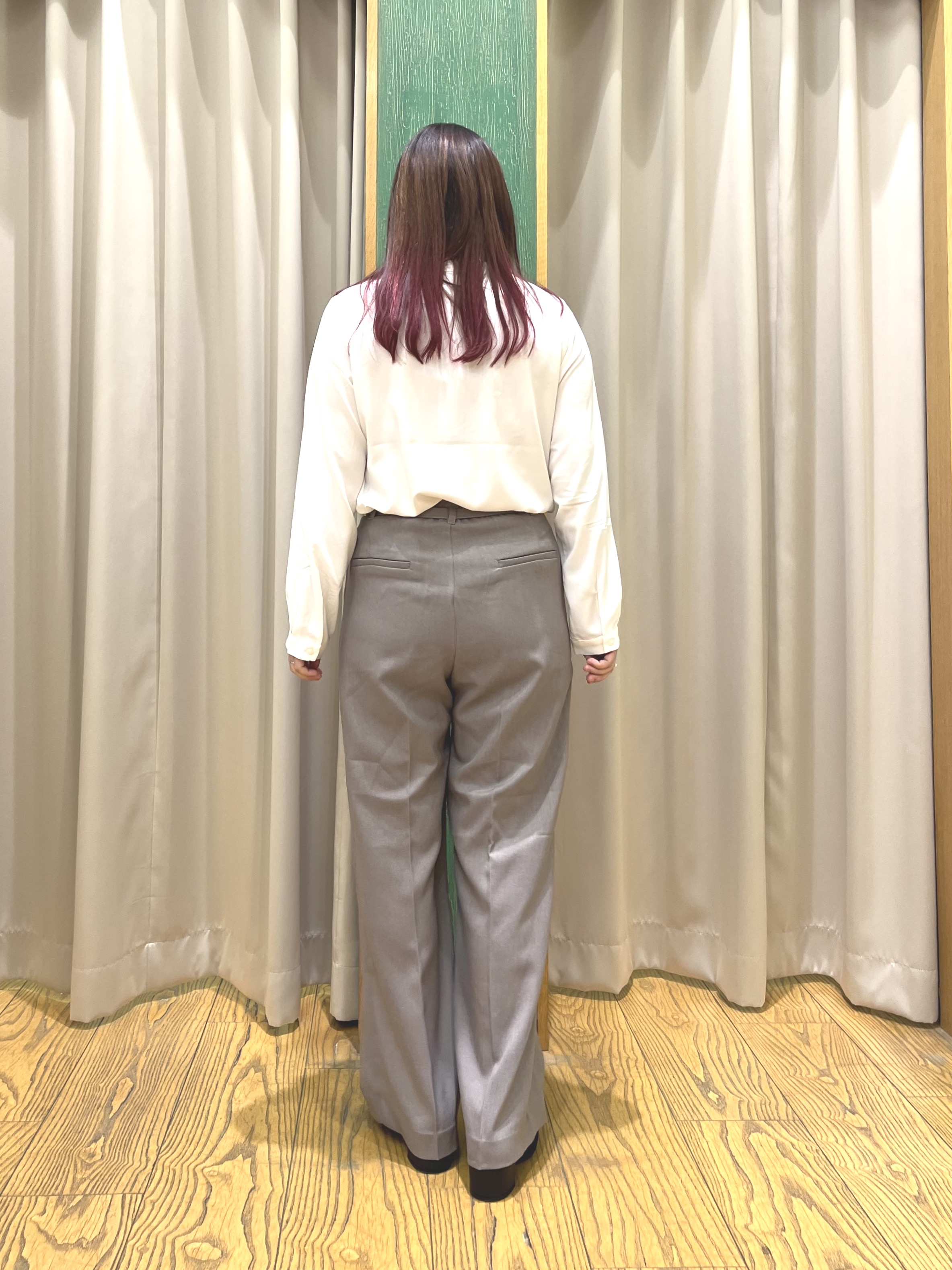 ゆっきーさんの「SHOO･LA･RUE｜【通勤/UV/洗濯後しわになりにくい/S-LL】胸元のゴールドホックがアクセント ピンタックデザイン」を使ったコーディネート