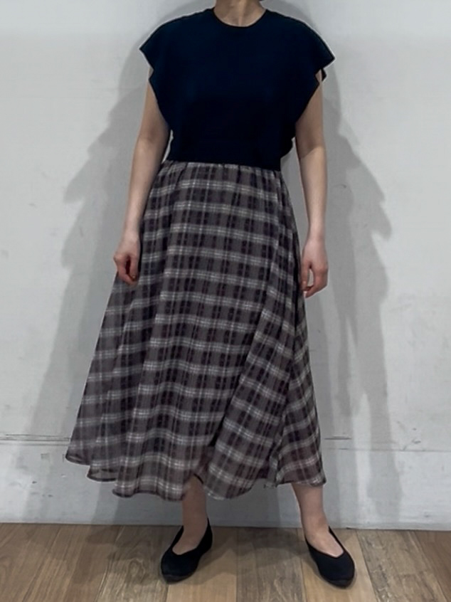 山さんさんの「grove｜【低身長さんも選べる着丈・洗濯機◎】1枚で華やか 肩フリルニットドッキングワンピース」を使ったコーディネート