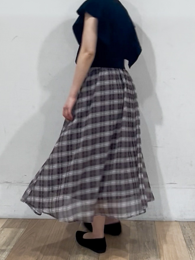 山さんさんの「grove｜【低身長さんも選べる着丈・洗濯機◎】1枚で華やか 肩フリルニットドッキングワンピース」を使ったコーディネート
