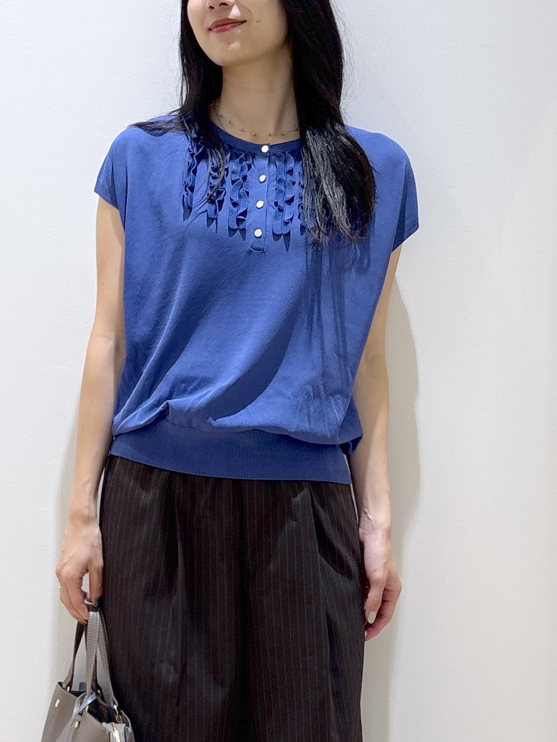 sachikoさんの「OPAQUE.CLIP｜【接触冷感／UV】フリルフレンチスリーブニット《洗濯機OK》」を使ったコーディネート