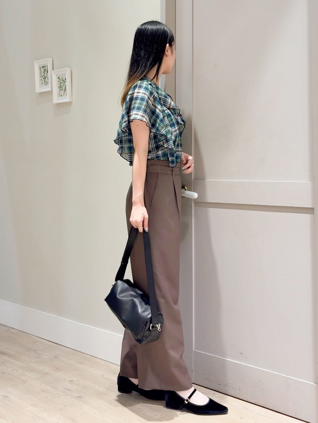 Mayuさんの「grove｜1枚で着映えが叶う チェックラッフルフリルブラウス」を使ったコーディネート