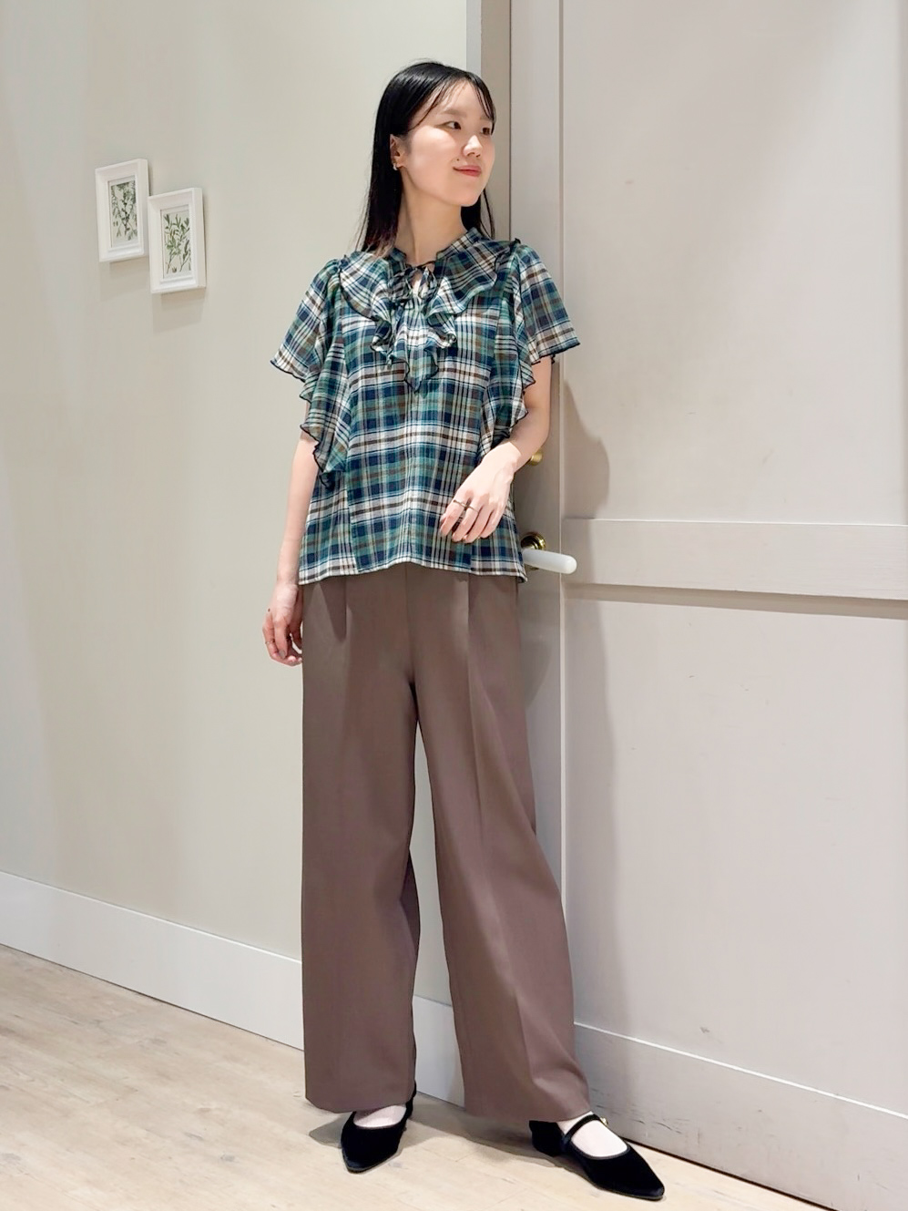 Mayuさんの「grove｜1枚で着映えが叶う チェックラッフルフリルブラウス」を使ったコーディネート