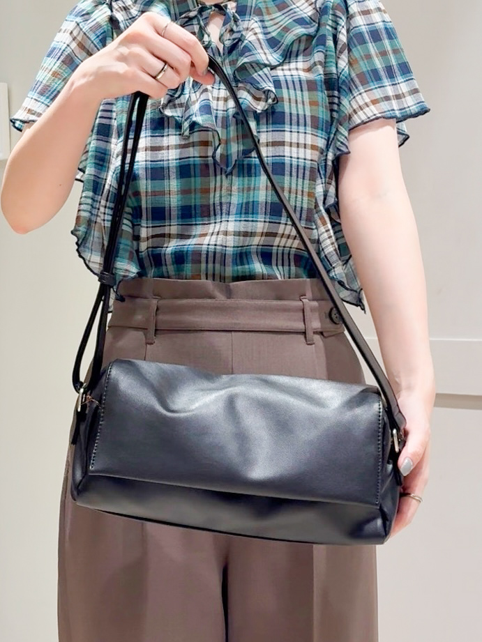 Mayuさんの「grove｜1枚で着映えが叶う チェックラッフルフリルブラウス」を使ったコーディネート