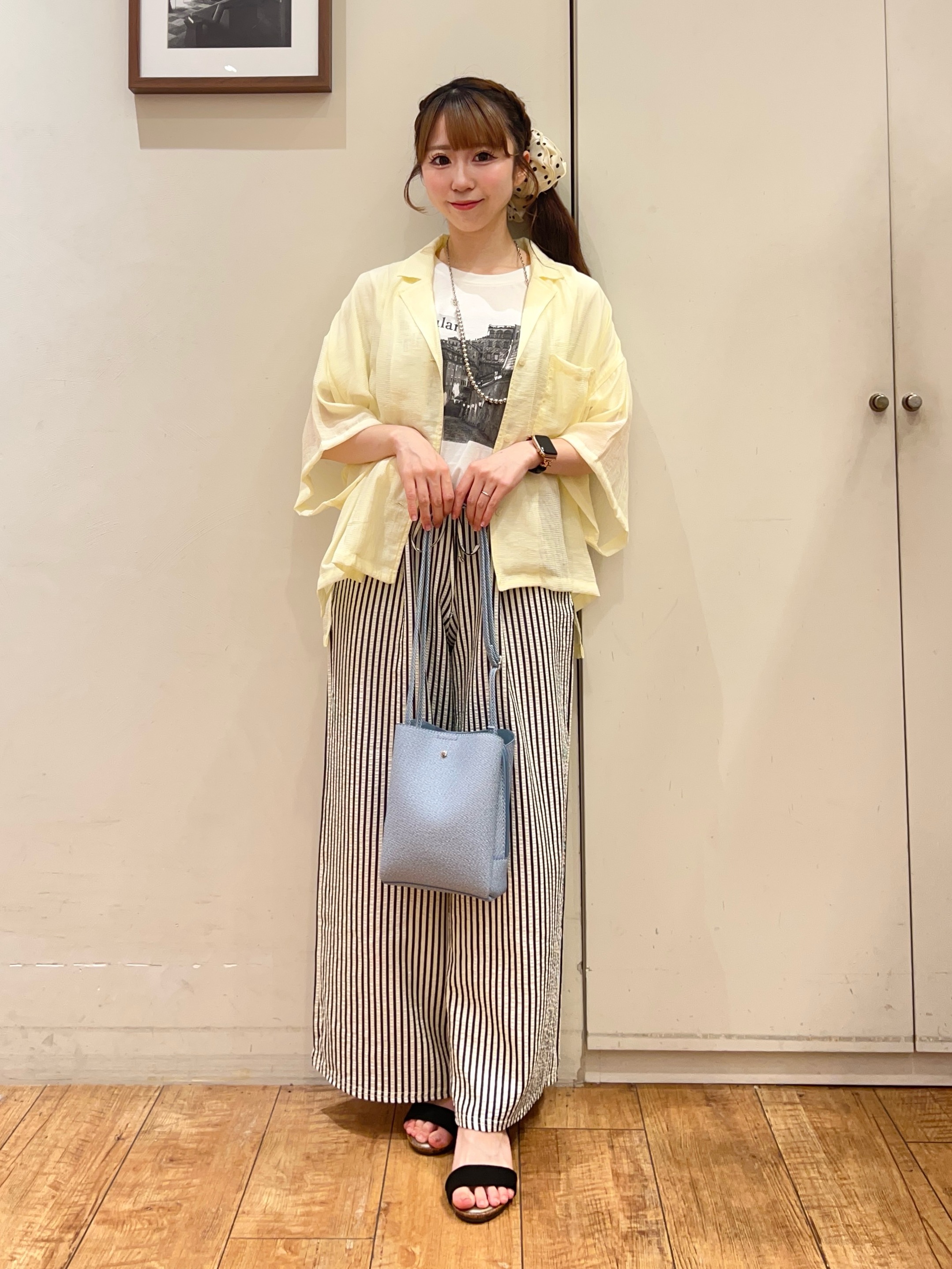 AIRIさんの「SHOO･LA･RUE｜【S-LL/洗濯機可】抜け感たっぷり 程よい透け感のポケット付きシャツ」を使ったコーディネート