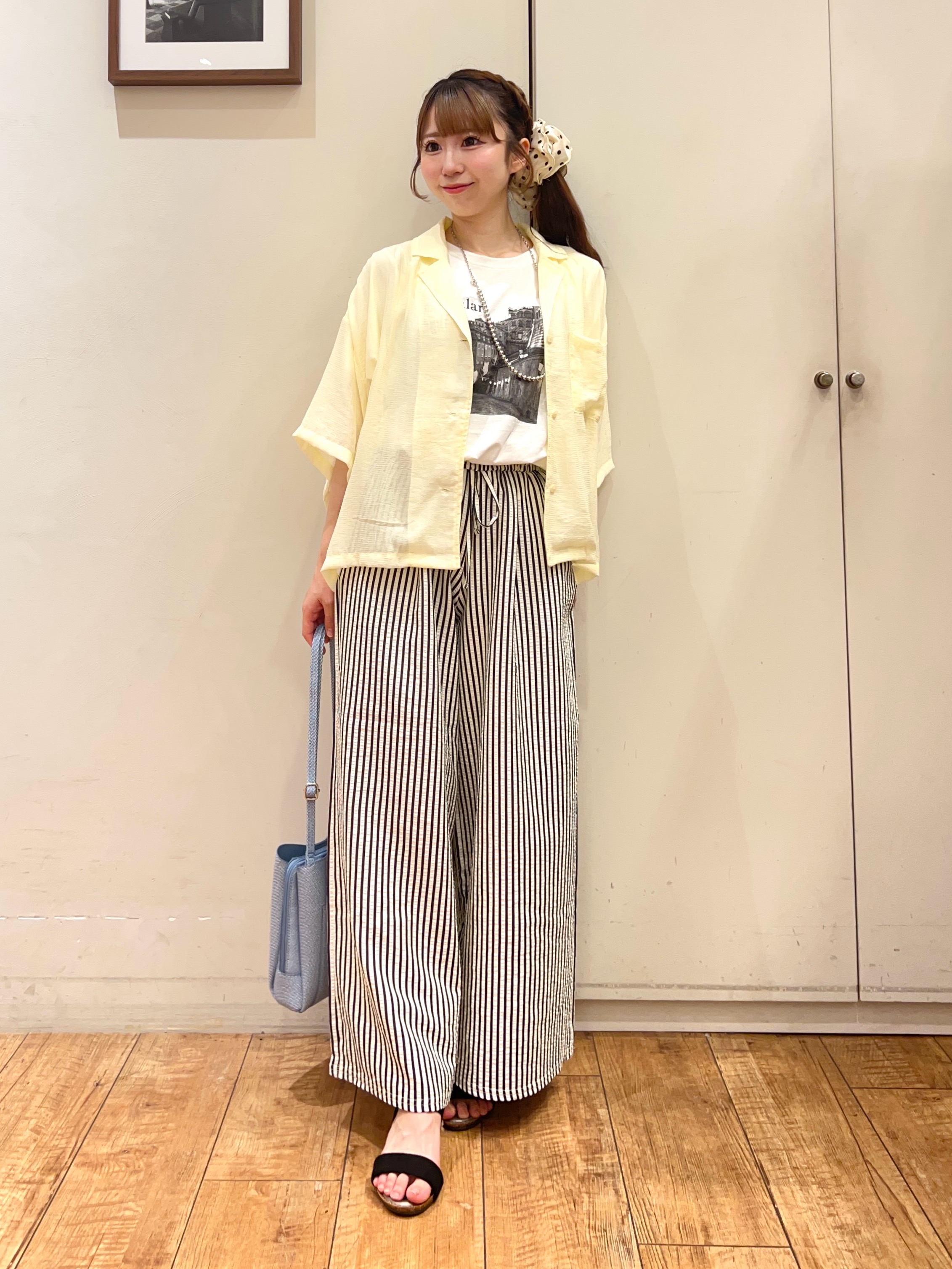 AIRIさんの「SHOO･LA･RUE｜【S-LL/洗濯機可】抜け感たっぷり 程よい透け感のポケット付きシャツ」を使ったコーディネート