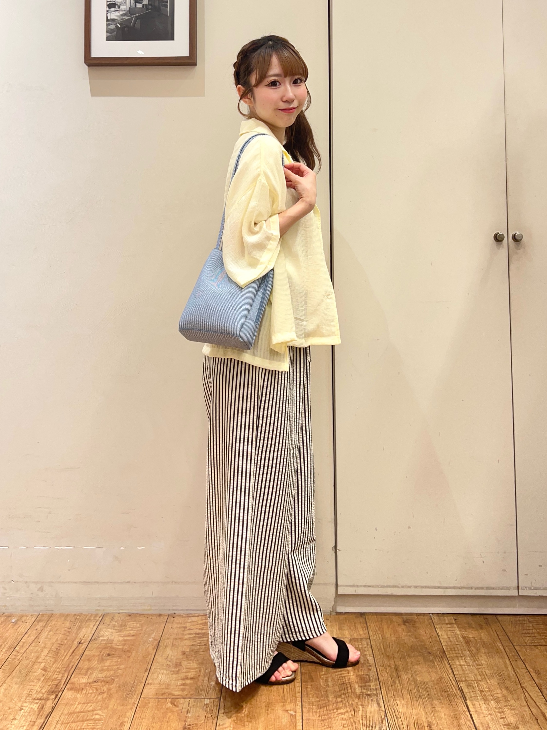 AIRIさんの「SHOO･LA･RUE｜【S-LL/洗濯機可】抜け感たっぷり 程よい透け感のポケット付きシャツ」を使ったコーディネート