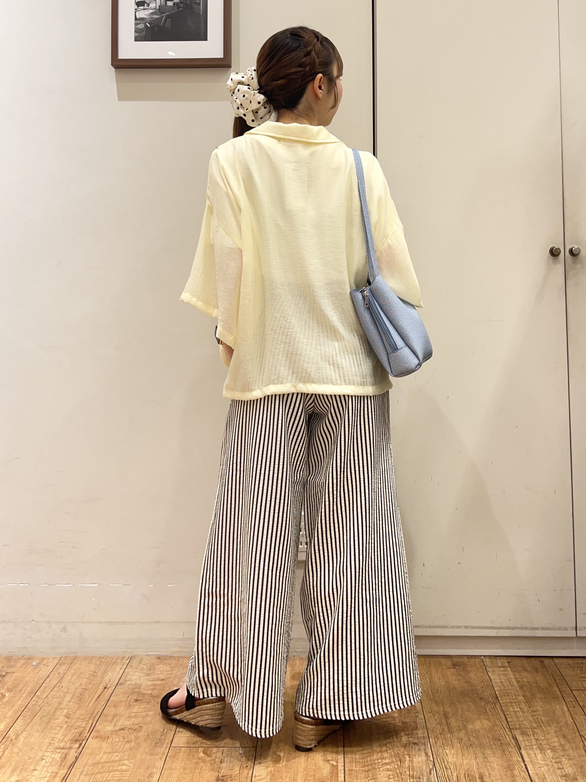 AIRIさんの「SHOO･LA･RUE｜【S-LL/洗濯機可】抜け感たっぷり 程よい透け感のポケット付きシャツ」を使ったコーディネート