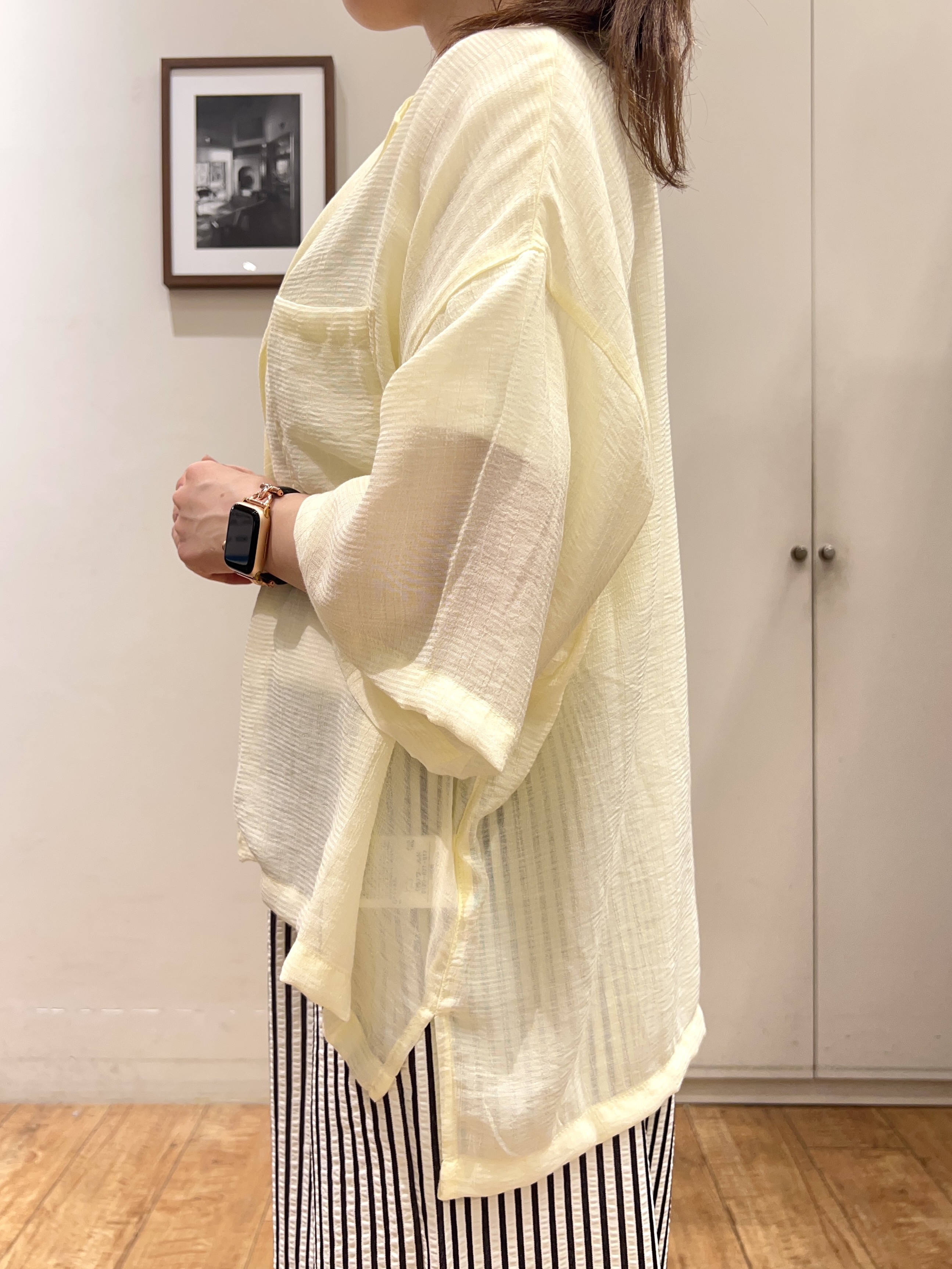 AIRIさんの「SHOO･LA･RUE｜【S-LL/洗濯機可】抜け感たっぷり 程よい透け感のポケット付きシャツ」を使ったコーディネート
