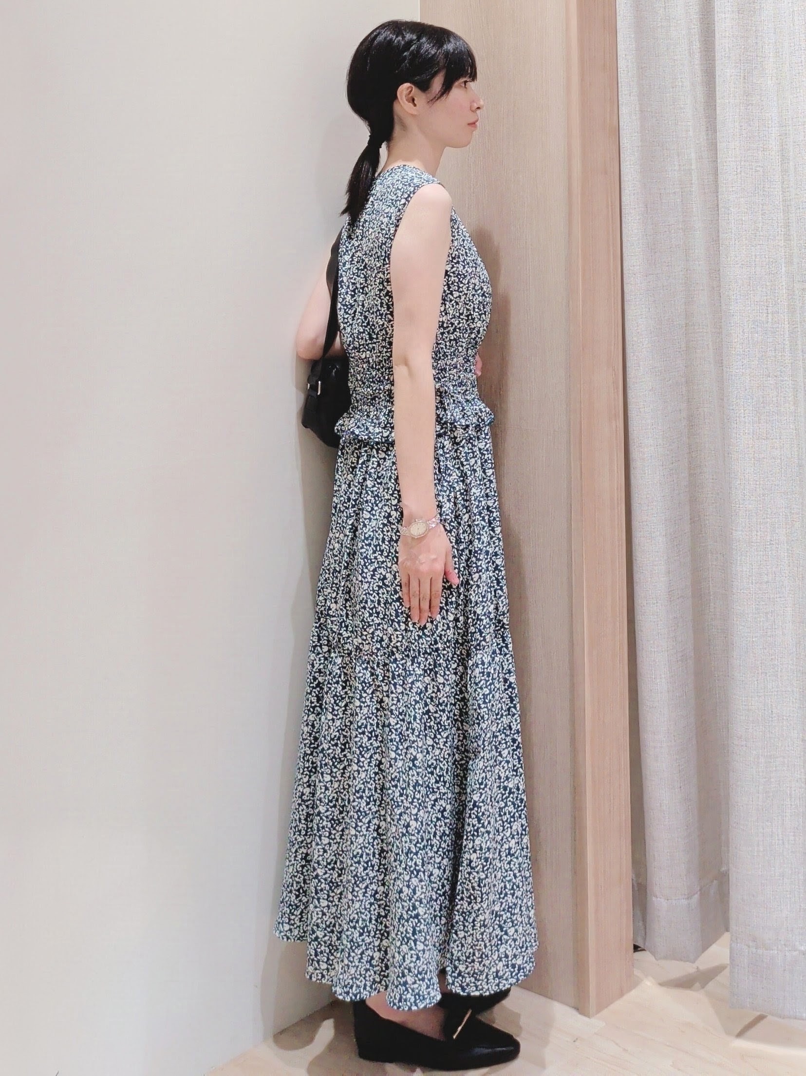 Yuiさんの「grove｜【低身長さんも選べる着丈・洗濯機◎】花柄ウエストシャーリングワンピース」を使ったコーディネート