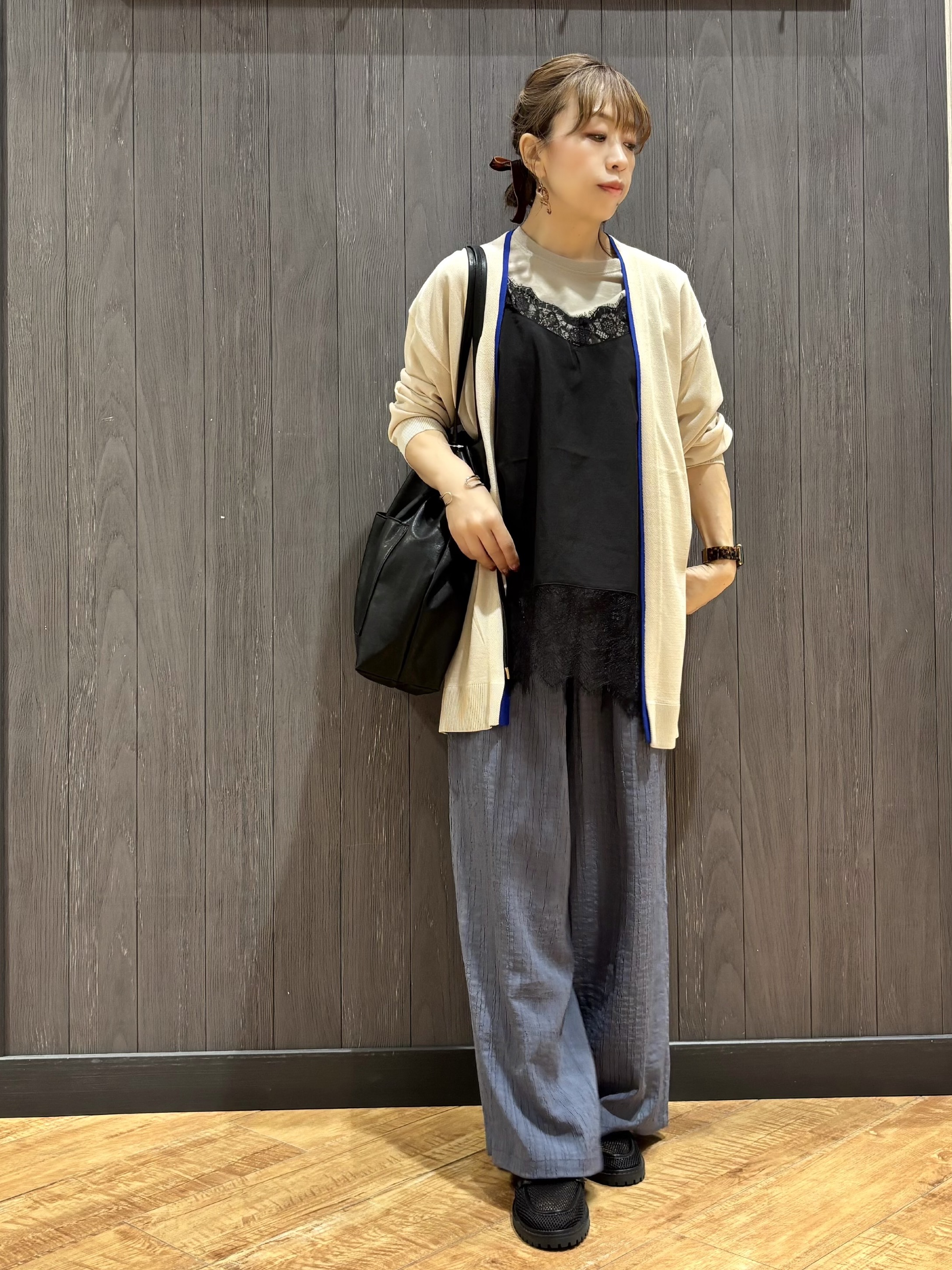 meiさんの「SHOO･LA･RUE｜【お袖丈選べる/UV/毛玉になりにくい】配色デザインがポイント ひんやりボタンレスカーディガン」を使ったコーディネート