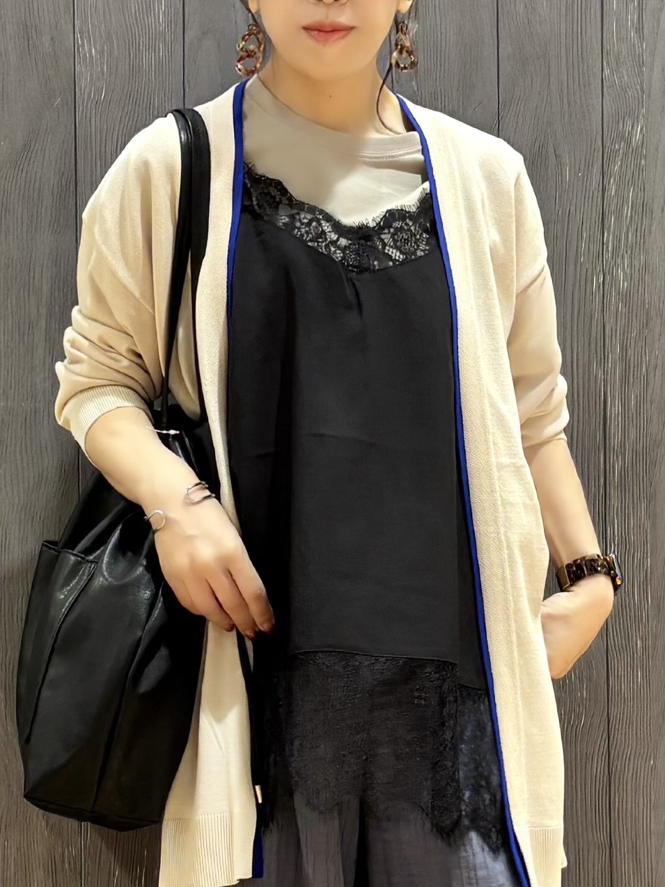 meiさんの「SHOO･LA･RUE｜【お袖丈選べる/UV/毛玉になりにくい】配色デザインがポイント ひんやりボタンレスカーディガン」を使ったコーディネート
