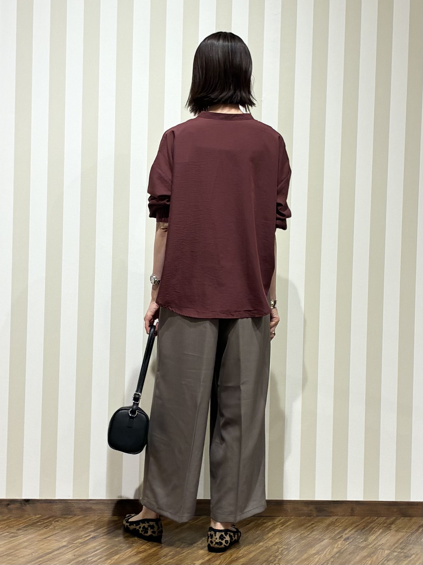 SAOさんの「SHOO･LA･RUE｜【洗濯後しわになりにくい/S-LL】キーネック金ボタンポケットシャツ」を使ったコーディネート