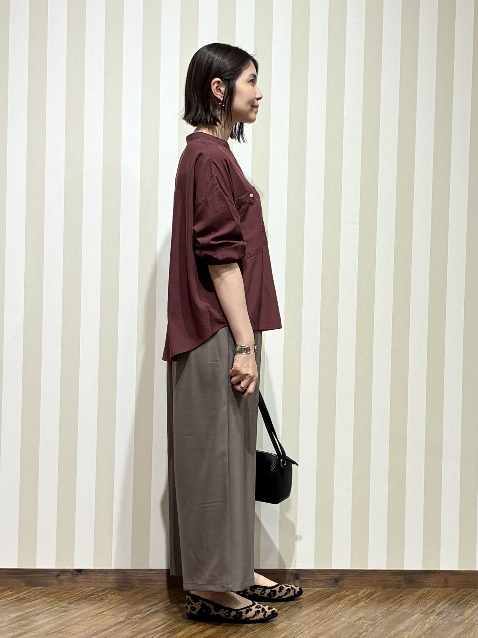 SAOさんの「SHOO･LA･RUE｜【洗濯後しわになりにくい/S-LL】キーネック金ボタンポケットシャツ」を使ったコーディネート