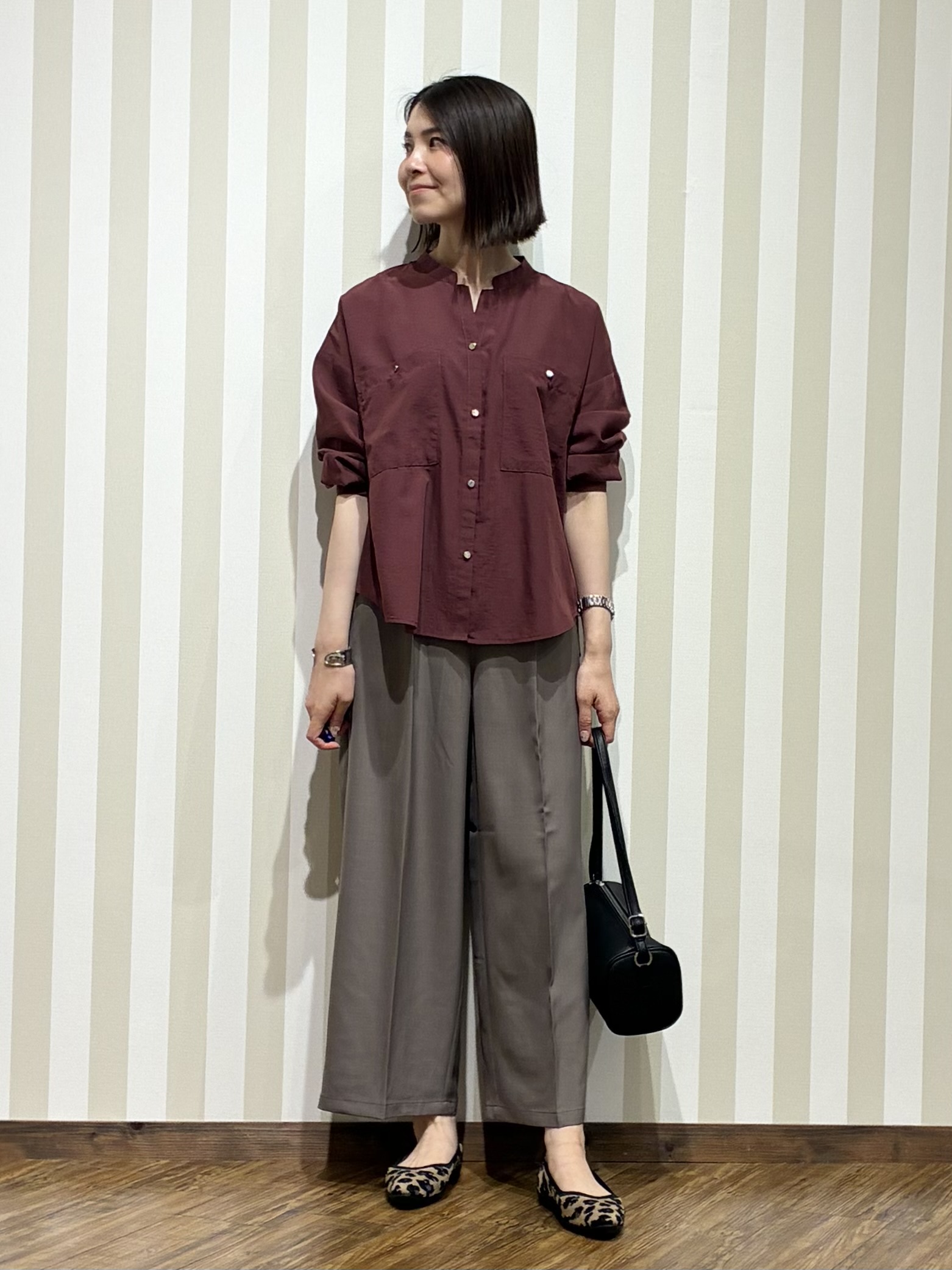 SAOさんの「SHOO･LA･RUE｜【洗濯後しわになりにくい/S-LL】キーネック金ボタンポケットシャツ」を使ったコーディネート