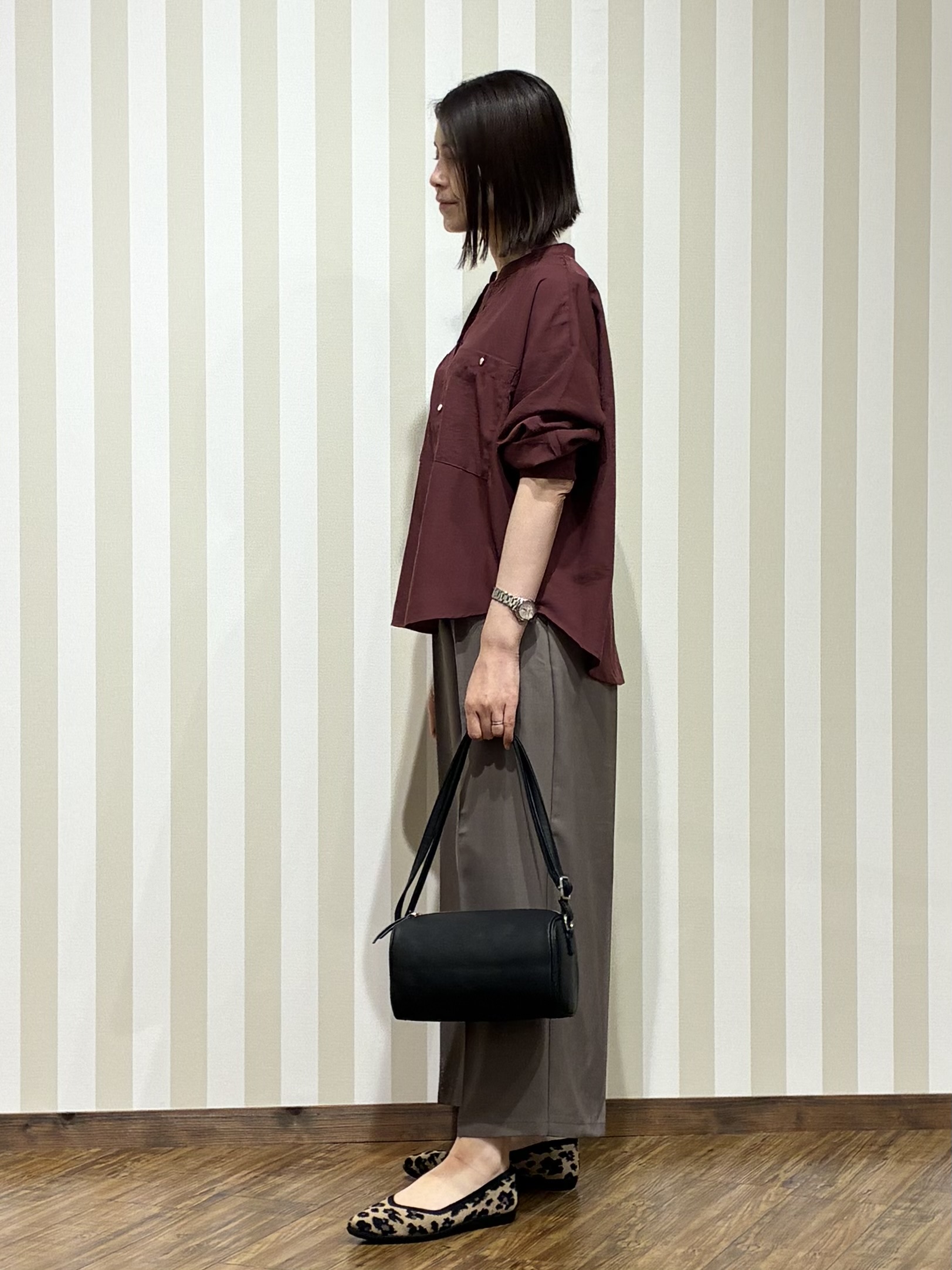 SAOさんの「SHOO･LA･RUE｜【洗濯後しわになりにくい/S-LL】キーネック金ボタンポケットシャツ」を使ったコーディネート