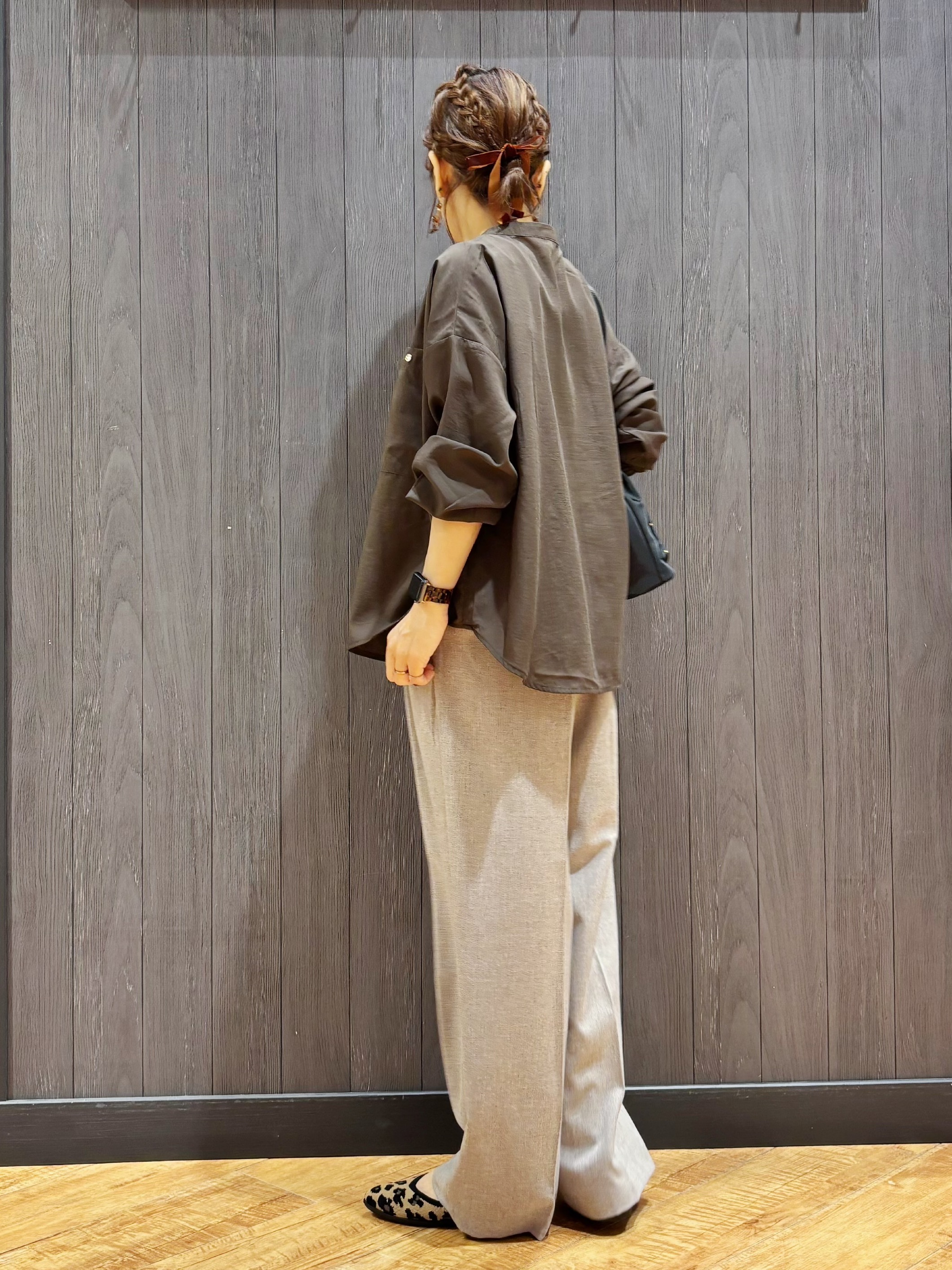 meiさんの「SHOO･LA･RUE｜【洗濯後しわになりにくい/S-LL】キーネック金ボタンポケットシャツ」を使ったコーディネート
