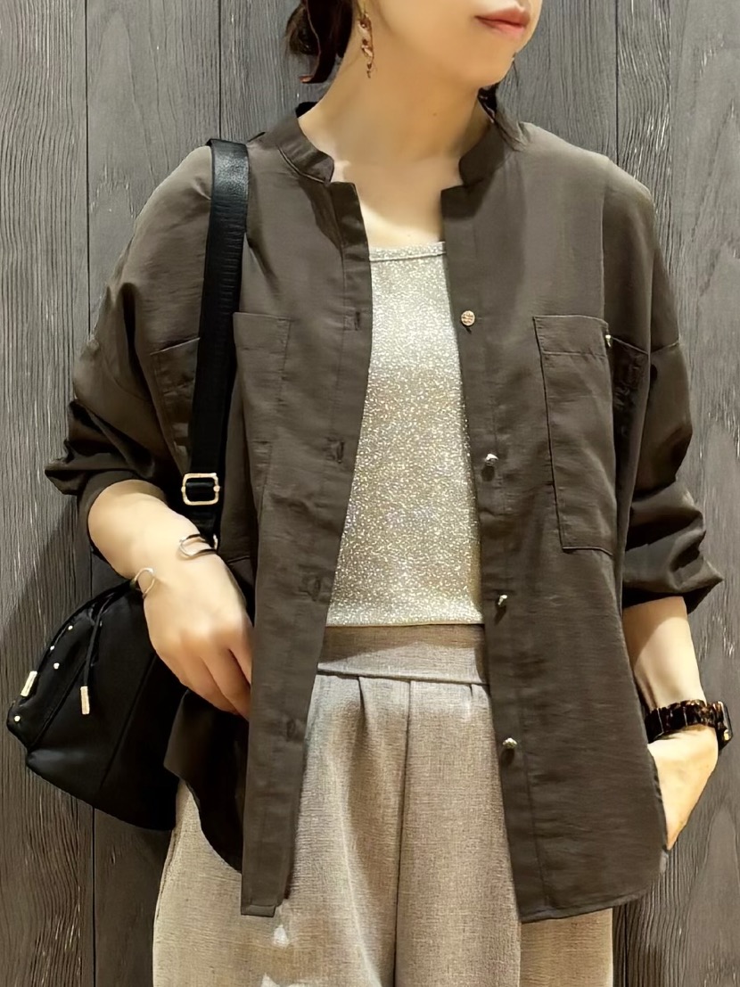 meiさんの「SHOO･LA･RUE｜【洗濯後しわになりにくい/S-LL】キーネック金ボタンポケットシャツ」を使ったコーディネート