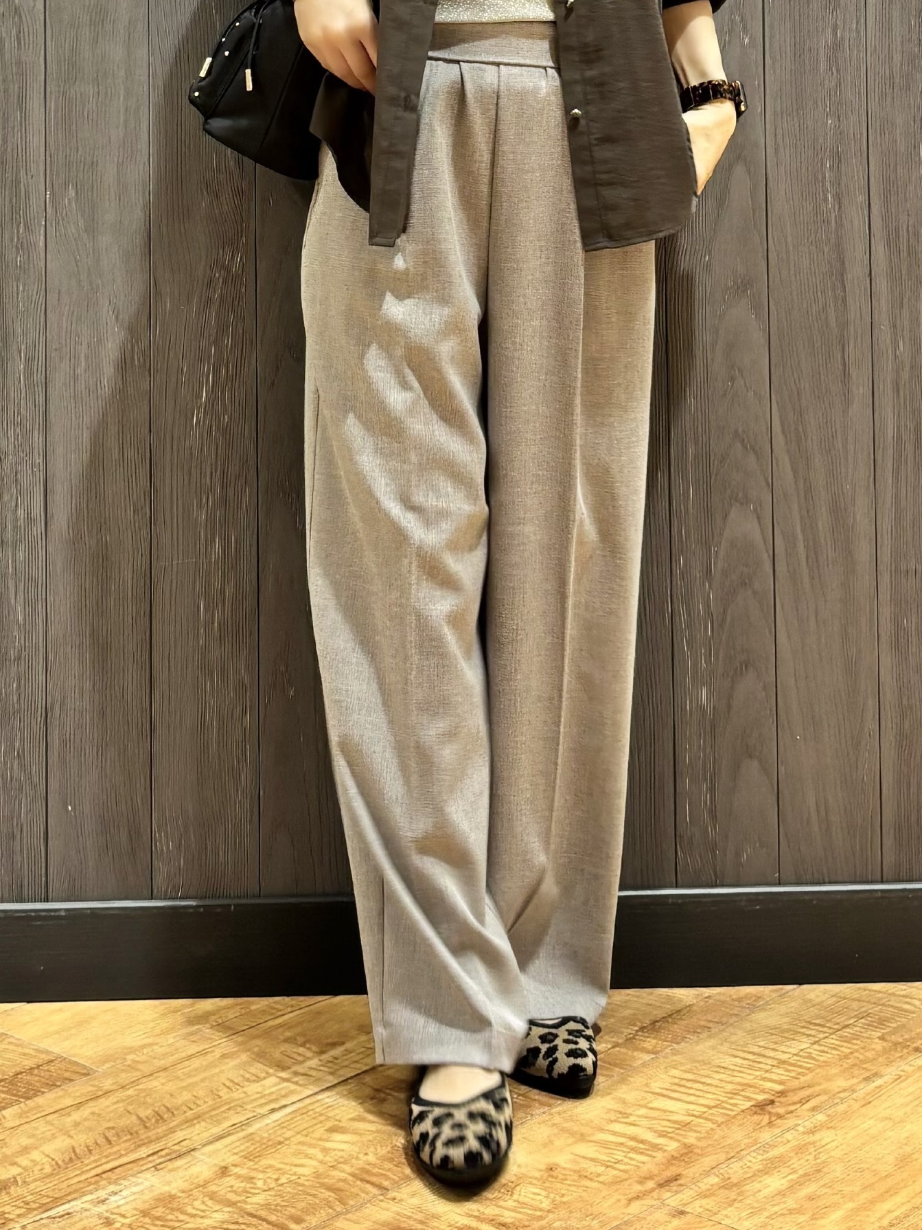 meiさんの「SHOO･LA･RUE｜【洗濯後しわになりにくい/S-LL】キーネック金ボタンポケットシャツ」を使ったコーディネート