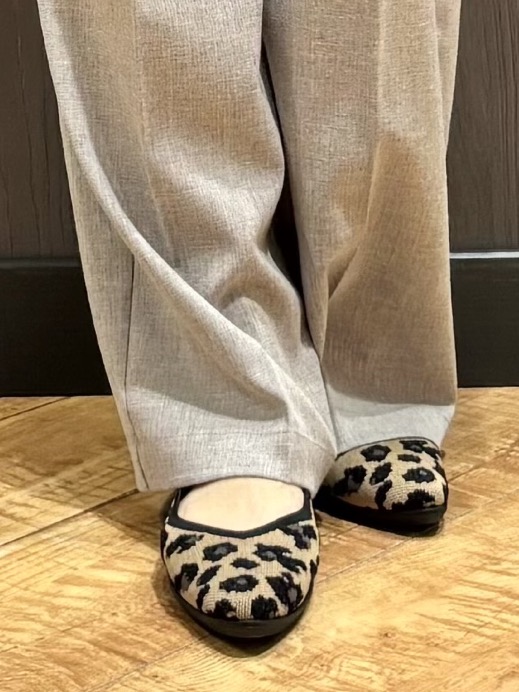 meiさんの「SHOO･LA･RUE｜【洗濯後しわになりにくい/S-LL】キーネック金ボタンポケットシャツ」を使ったコーディネート