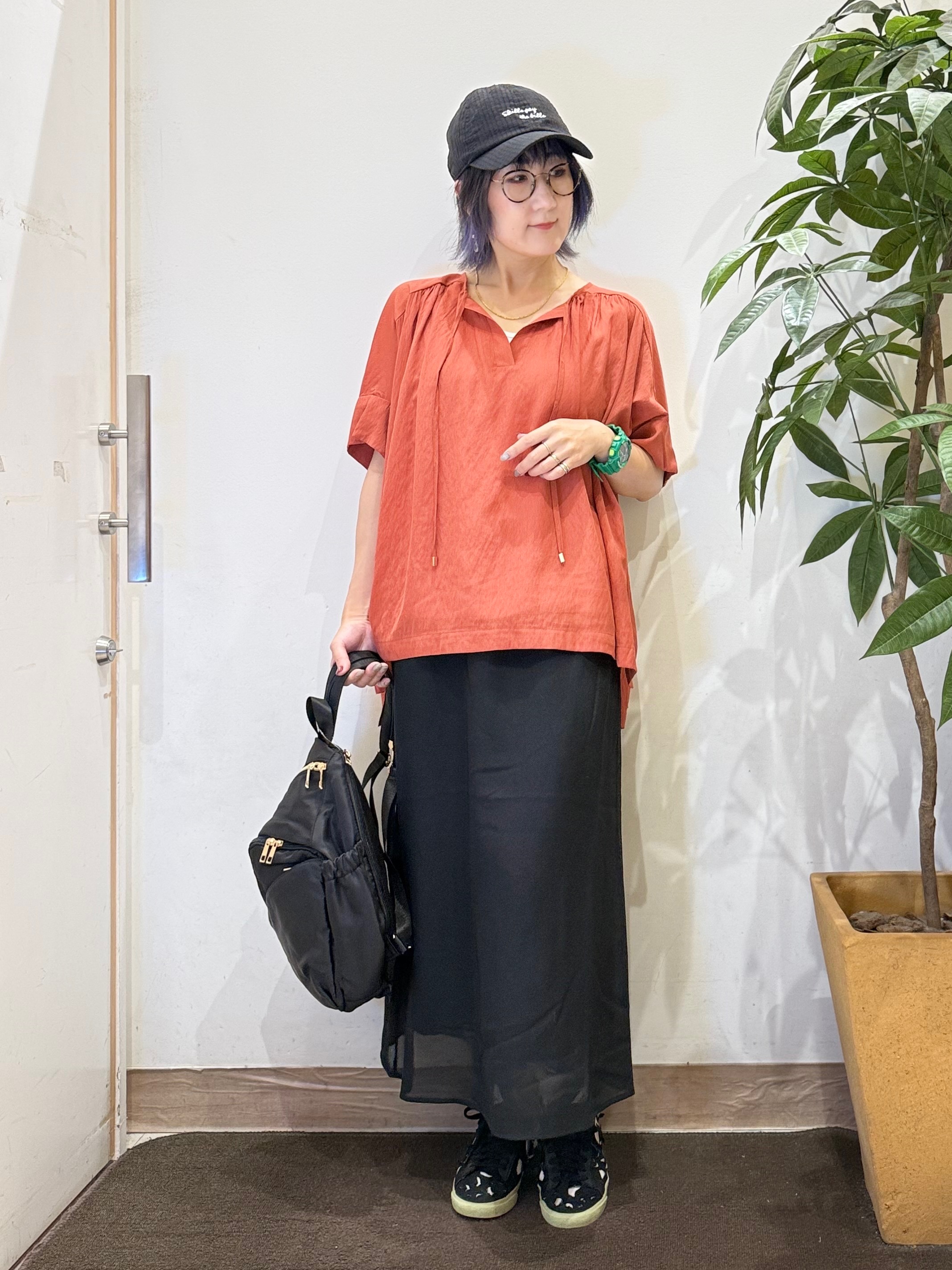 misakiさんの「SHOO･LA･RUE｜【2点セット/洗濯機可】大人の抜け感 リボン付きポンチョ風ブラウス＆タンクトップ」を使ったコーディネート